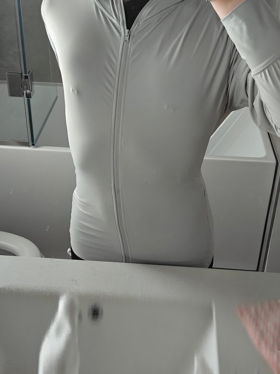 我的大腿内侧有一道疤，你想看吗？
无关我晦涩的过往，残缺的记忆，也没有人欺负我霸凌我，那是我的季疤。 https://t.co/MFvVCuM5NO