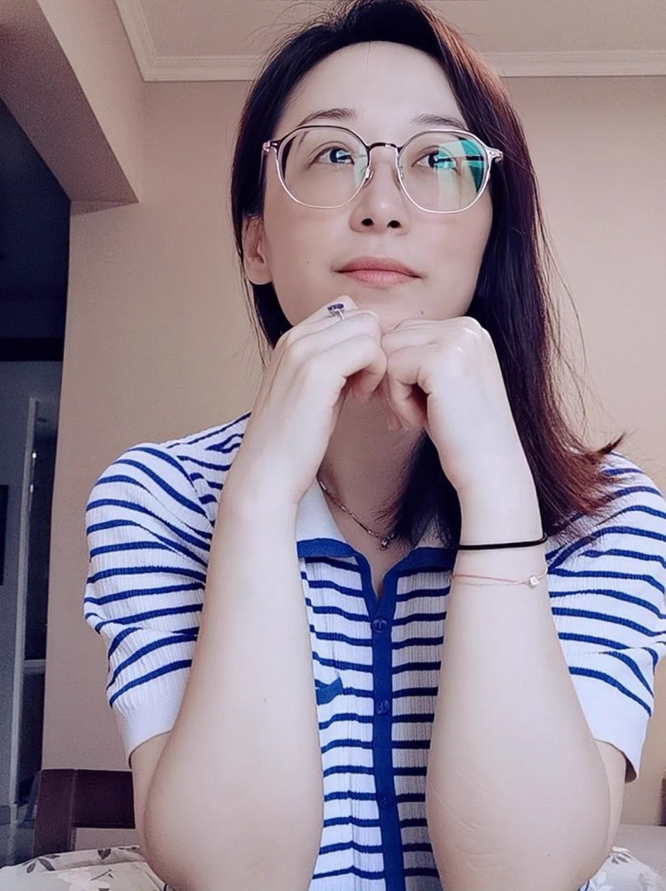 青丝老师简单的人生里也有一些难以启齿的经历那天我在给学生家里帮孩子补课，家长在我背后用手抚摸我的屁股，慢慢褪下我的裤子，然后是内裤，手指抚摸我的下体，然后舌头进来了，接着进来的是。。。说不下去了。每当想起这段经历，下面就湿了，又有点新的期待 https://t.co/dqK66jWdzH