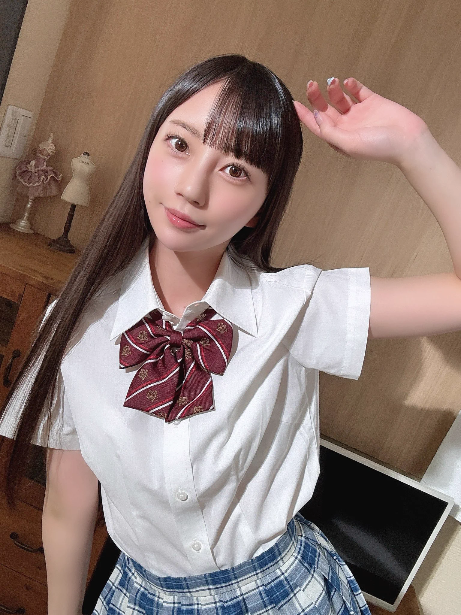 新作みあちゃんまた制服着てるね🥹笑 https://t.co/iq79TdhS5l
