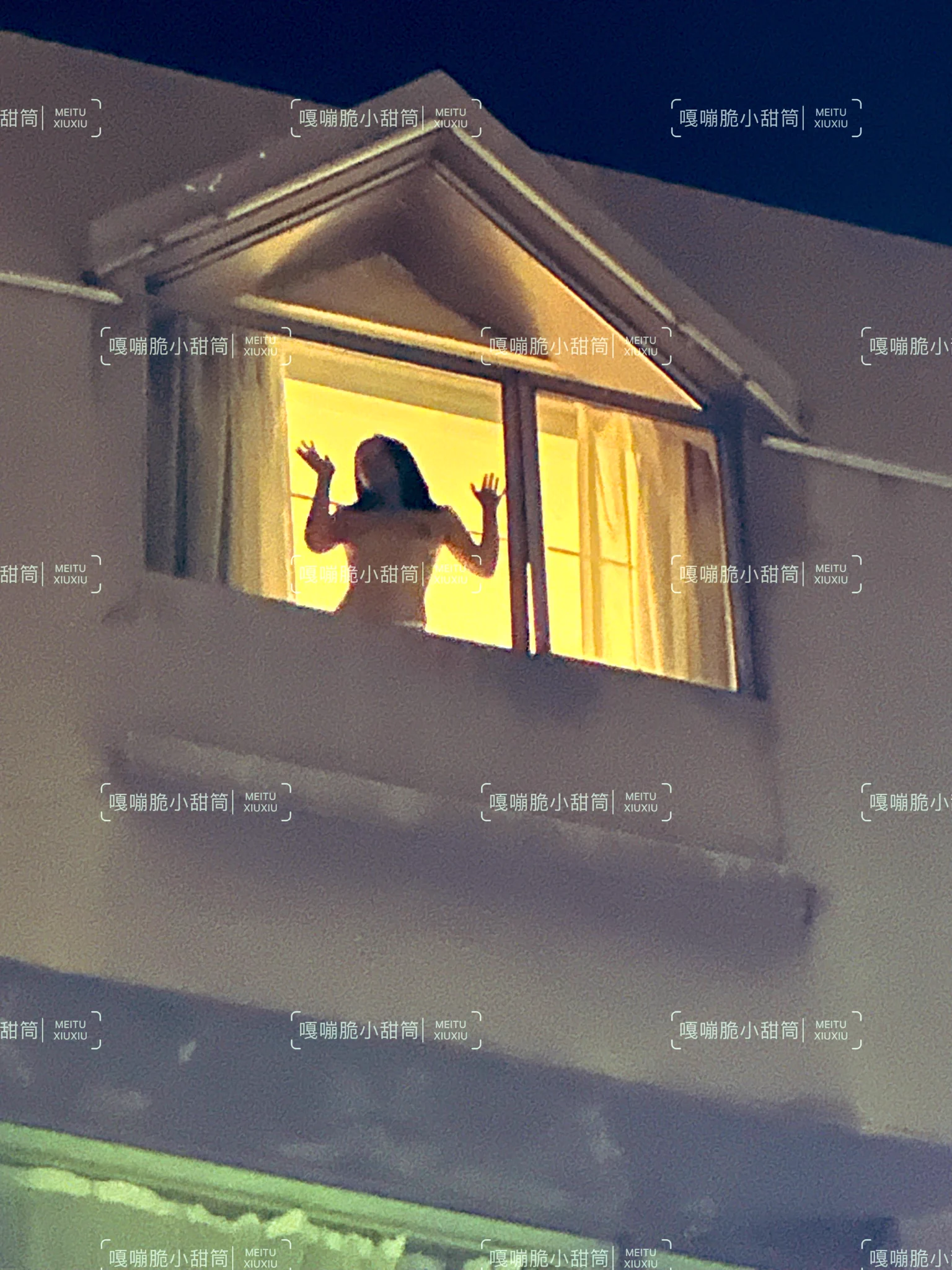 手机像素太差，还是楼层太高了？拍不出惊艳的效果，拍出惊悚电影的感觉！路人经过还以为她在求救😂 #深圳情侣 #东莞情侣 #广州情侣 https://t.co/diuAqXt5Sp
