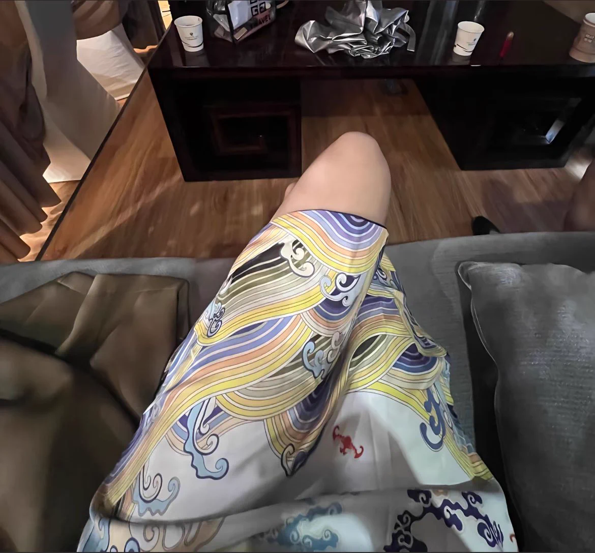 今天宝宝 穿丝了 可惜刚到餐厅就划破了 抽奖吧 转发评论转推 三连 明天抽奖 https://t.co/rFlRedBYv7