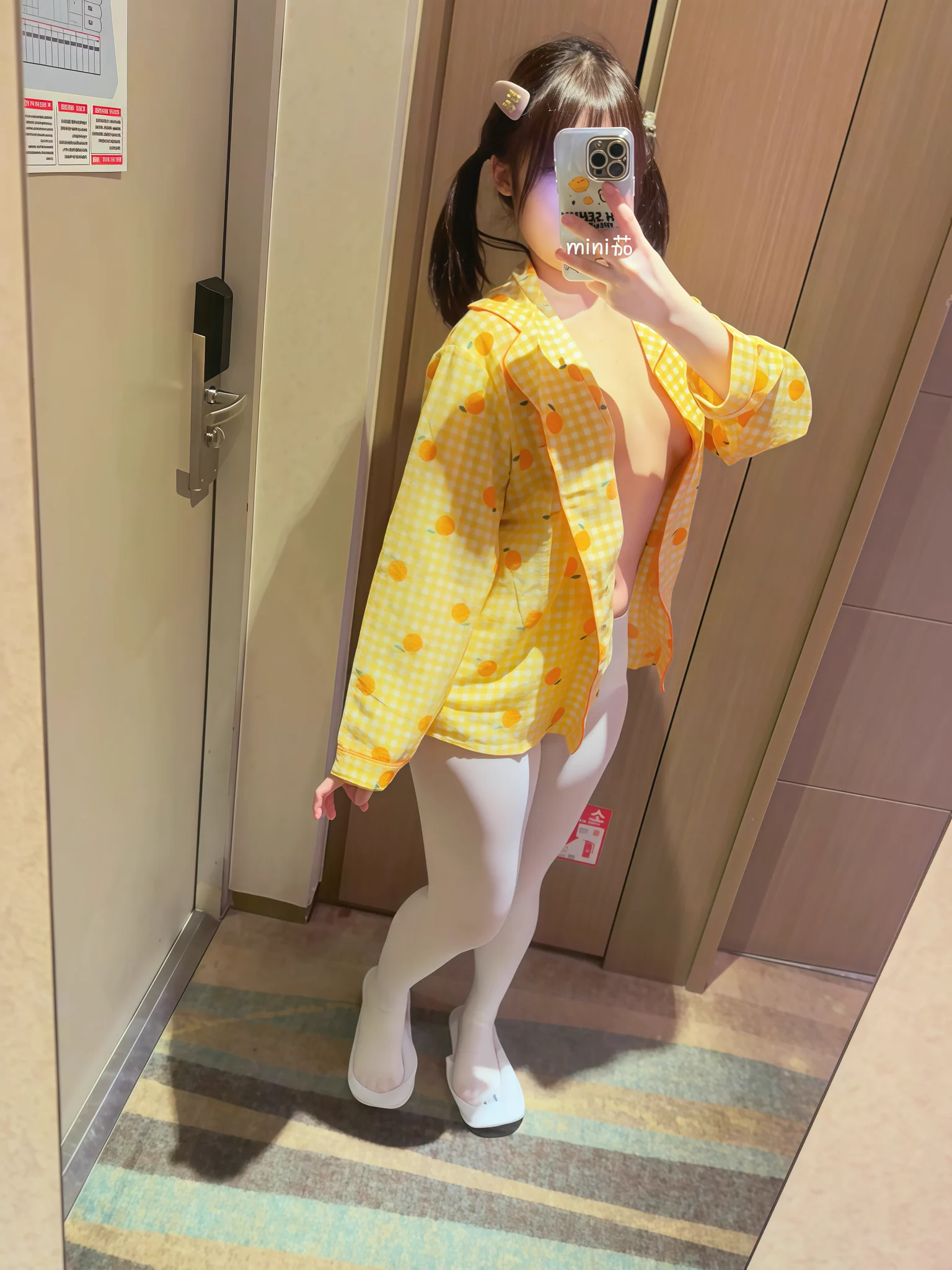 若隐若现 喜欢白袜还是光腿？#Contrast #brat https://t.co/3TLgiMXKau