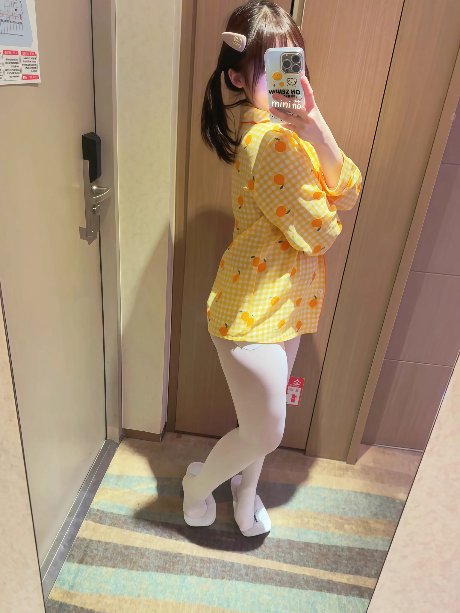 若隐若现 喜欢白袜还是光腿？#Contrast #brat https://t.co/3TLgiMXKau