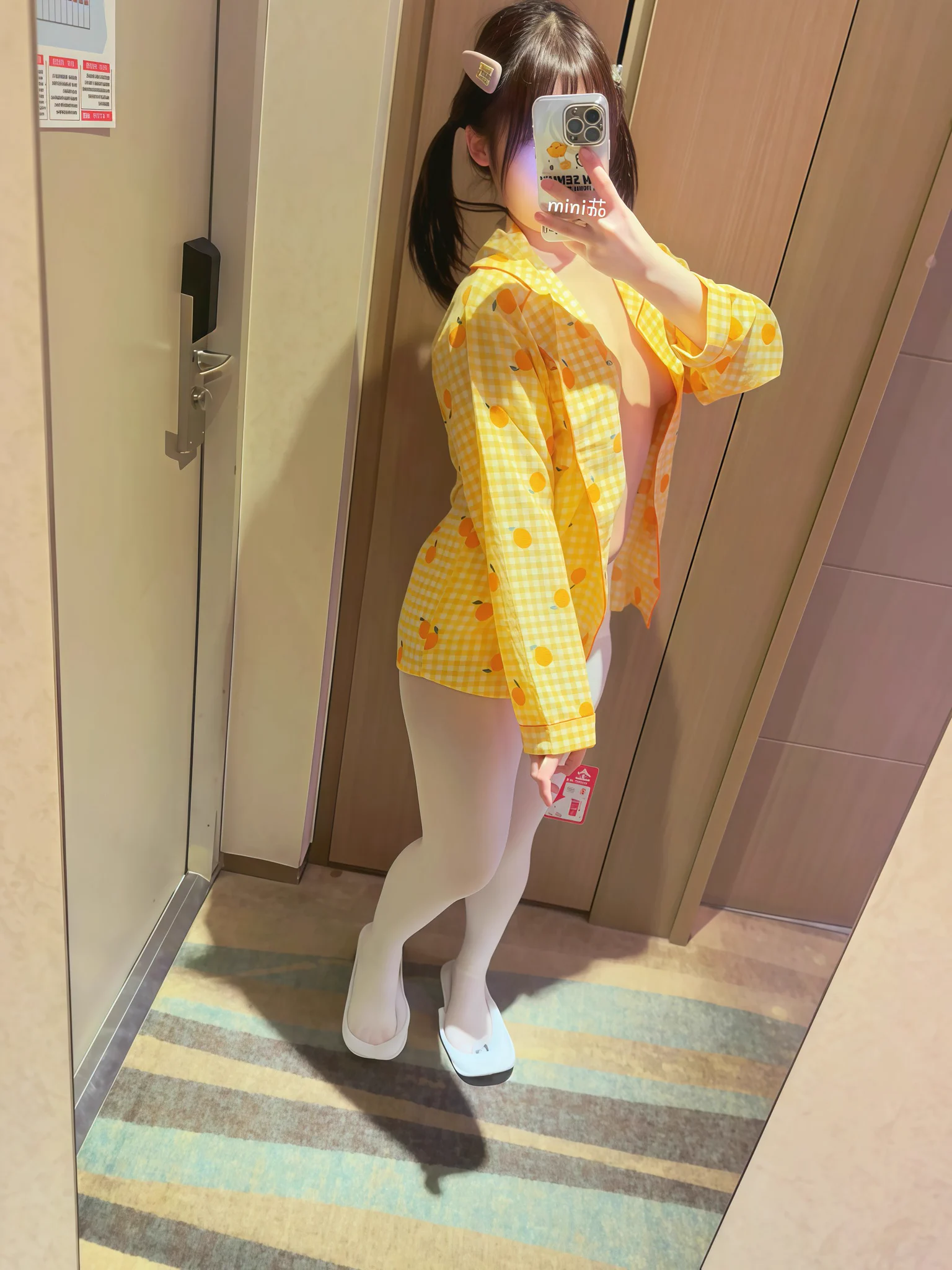 若隐若现 喜欢白袜还是光腿？#Contrast #brat https://t.co/3TLgiMXKau