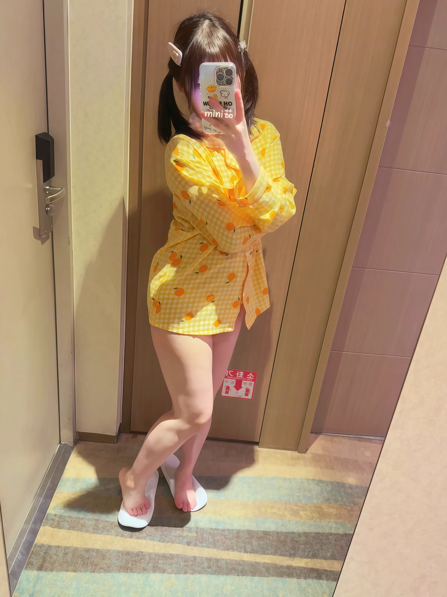 若隐若现 喜欢白袜还是光腿？#Contrast #brat https://t.co/3TLgiMXKau