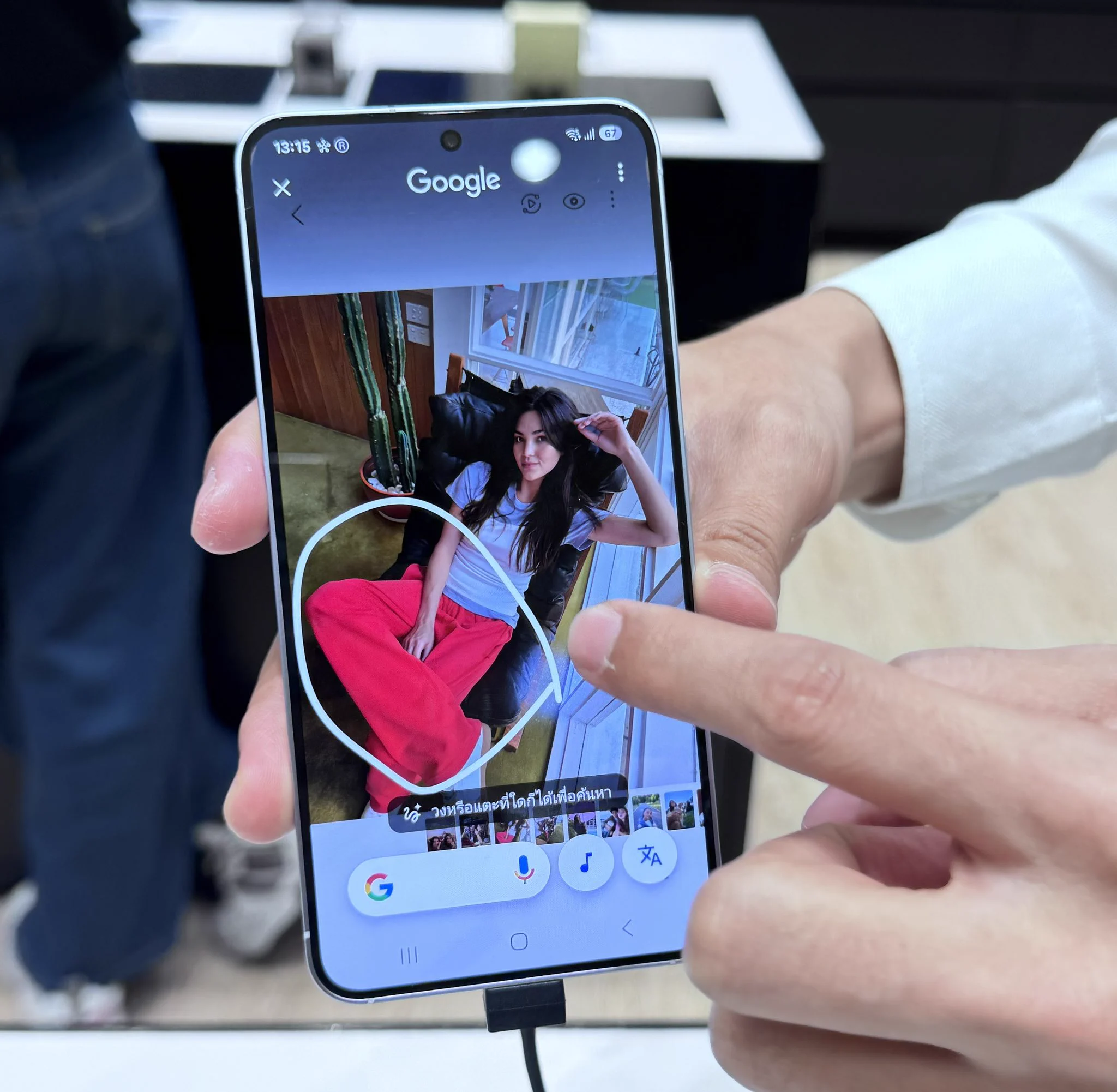 มึ้งงง กูไปลองเล่น Galaxy S25 Ultra ที่เซนลาดมา พูดในฐานะผู้ใช้ Siri มาตลอด เจอ Galaxy AI ไป กูแอบนอย 555555 หลักๆ ที่นี่ชอบมากๆ นะ 1. เรื่องถ่ายรูปหมู่ (หมู่ที่ไม่ได้แปลว่าเพื่อน 🤣)คือสมมุติถ่ายรูป 5 คน หลับตาไปแล้ว 2 แต่ชั้นไม่อยากถ่ายใหม่ เพราะรูปนี้กูปัง มึงเลือกหน้าใหม่ให้เพื่อนได้เลย ไม่ต้องถ่ายใหม่ Galaxy AI นางจัดให้2. เรื่องหาเพลง มึงจะฮัมแบบหลบลิขสิทธิ์แค่ไหน นางก็หาเจอ 55555 (ตามในคลิป)3. เรื่องถ่ายคลิปแล้วแยกเสียง นางแยก ได้ 6 ประเภท!! (เค้าแอบเครมว่าเจ้าอื่นแยกได้แค่ 3)ส่วนอื่นๆ จิปาถะ จะหาของจากรูป หรือ แปลภาษา Galaxy AI นางทำให้หมดอันนี้แค่คร่าวๆ นะ เพราะไปลองเล่นไม่ถึง 15 นาที มีคนต่อคิวรอเล่นอยู่ กูเพลินไปหน่อย 55555คือนางทำอะไรได้เยอะมาก กูนอยยย ทำได้เยอะไปป้ะ เริ่มหมั่นไส้ละ #GalaxyS25Ultra