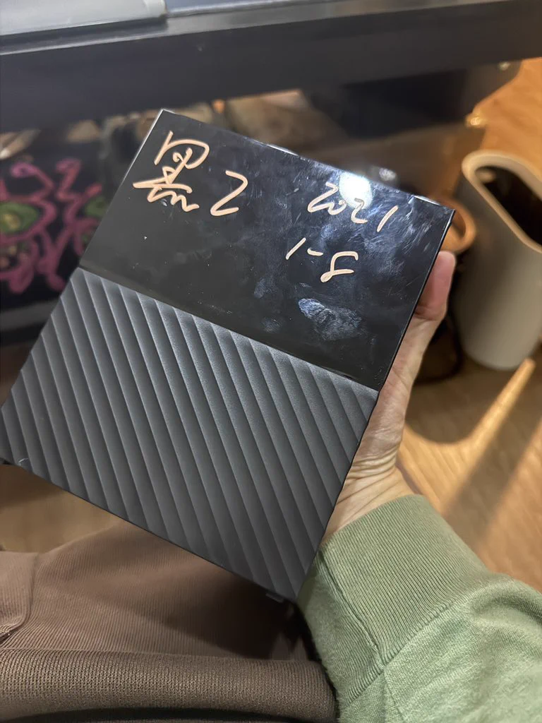 剛才在P圖元首跳上電腦桌把我的移動硬盤踹下地現在好了直接聯繫數據恢復中心2021年1-8月的數據直接給我乾廢此刻我想把這傢伙殺了 https://t.co/jzN4fmQ5iG