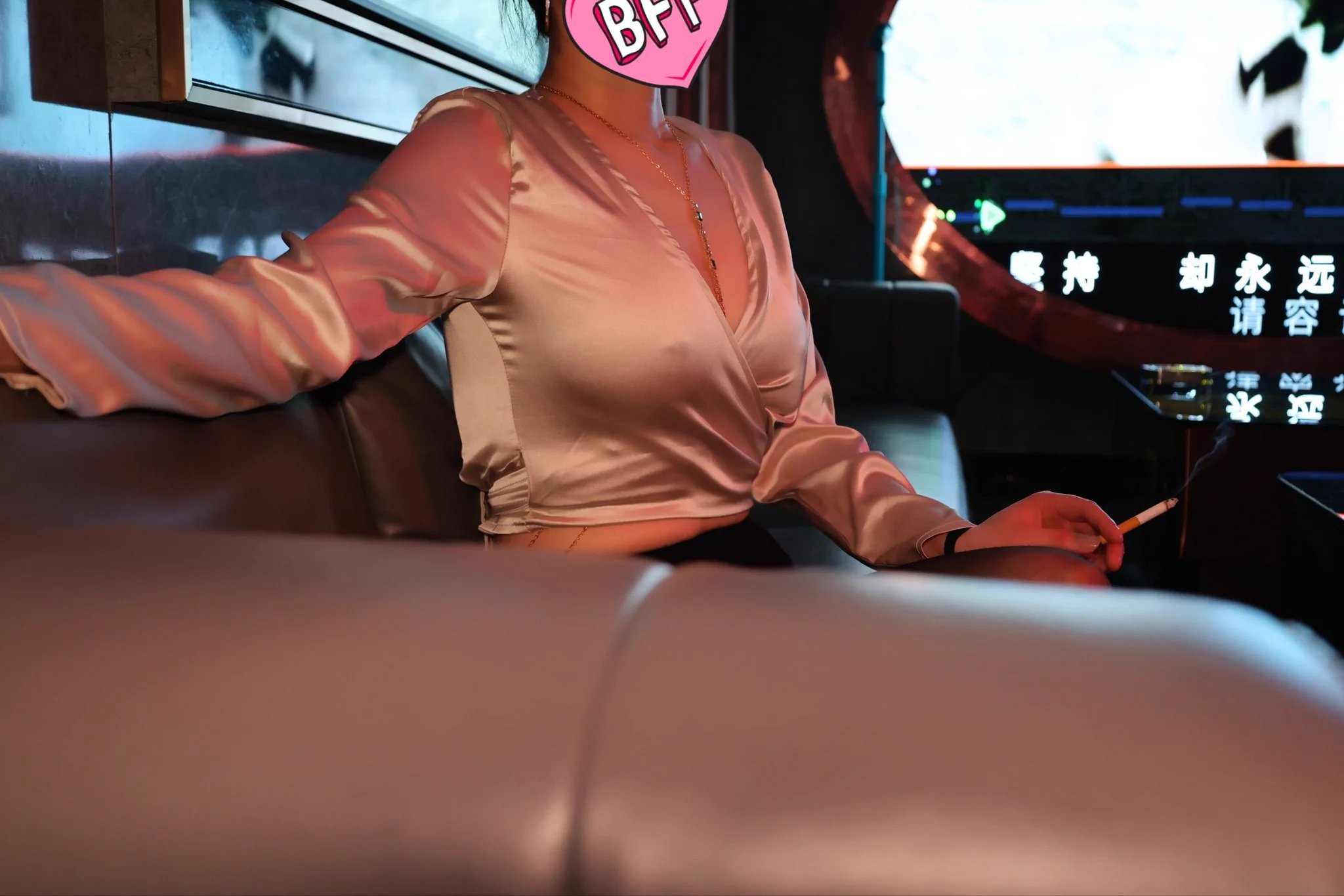 人间体验师第一季：坐台小姐开始上钟啦，首先换上店里的工作服，遵守店里的规定要真空。老婆还挺喜欢这套衣服的，以前从来没有穿过这样的款式，看来店里对穿搭还是很用心的。@007share @wqganenshi_ @luchu888888 @Public_Catgirl1 https://t.co/YSidEJekvM