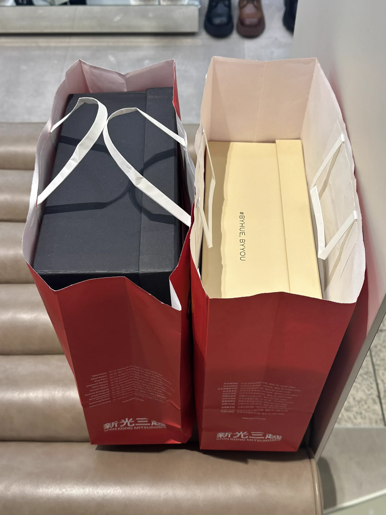 狗狗自己買了一雙鞋鞋也給閨蜜買了一雙鞋鞋新年禮物🎁閨蜜出門沒有付過錢🤣之前來連錢包都沒帶😤狗狗是金主😆謝謝一大早載狗狗去接閨蜜☺️ https://t.co/YsHhHYwxUM