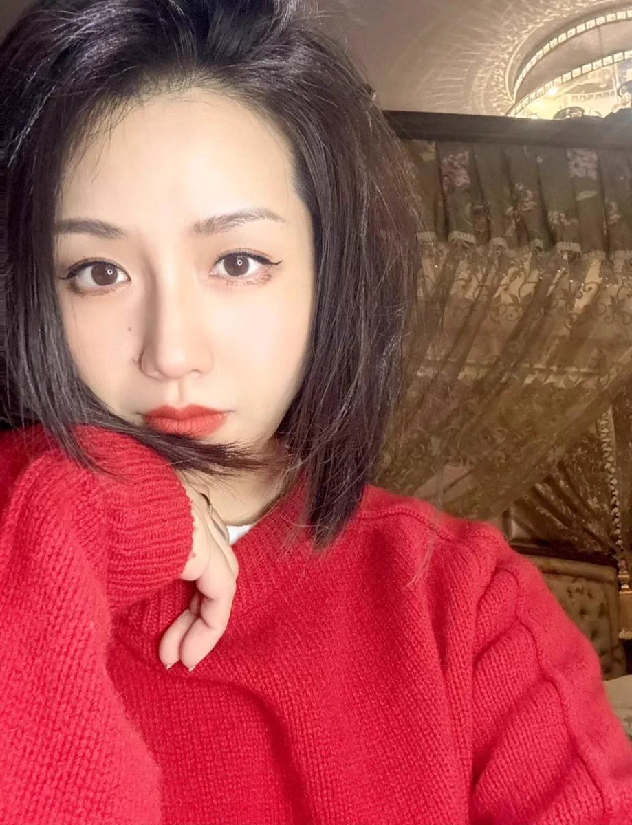 最近熬夜太多，没被滋润，外表有点憔悴…眼里都快没有光了~ https://t.co/WZGc9ONCEE
