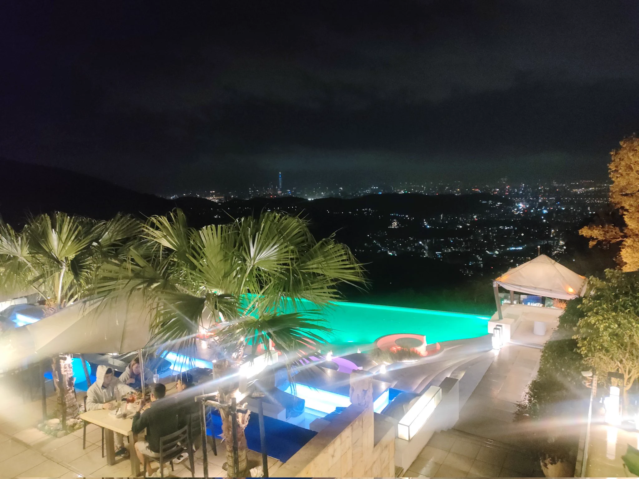 飄著小雨，美景依舊期待已久的夜景🥰🥰🥰#陽明山#屋頂上#好冷喔#討抱抱# https://t.co/R7Zywv54xJ