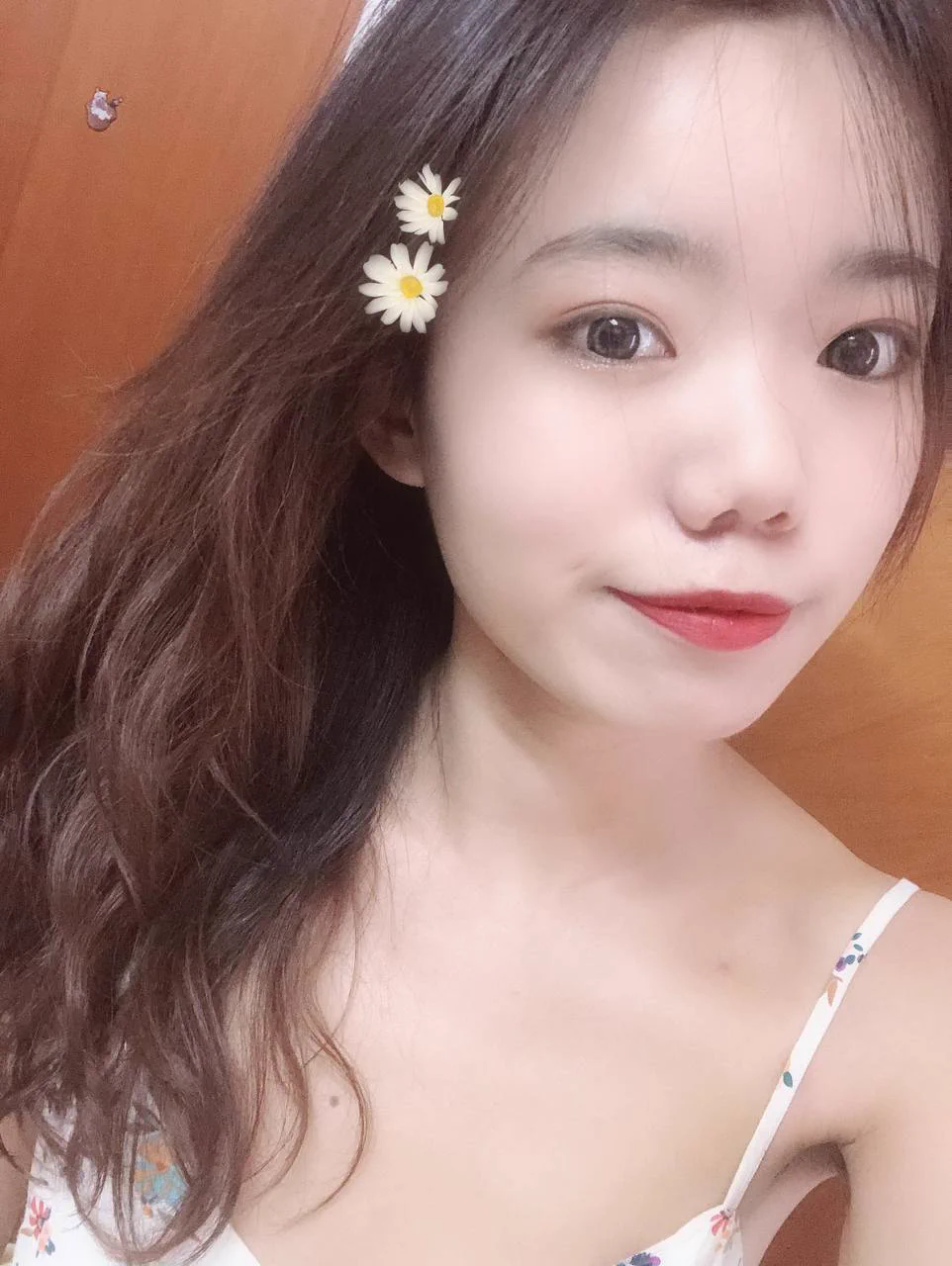 《种马约炮笔记》第十八章——不让内射的刘诗妍（下）@SexytoBaby @SexytoLady@SexytoDoll@SexytoGirl 打了一晚上游戏，现在来给大家更新一下约炮故事吧。另外我还特地去百度网盘上找到了当年操她的时候拍的照片。实际上她是不让拍的，所以我是趁她不注意偷偷拍了两张。好了，不说废话了，步入正题。第二天中午，我刚吃完饭就跟她聊了几句，正好她买完饭，我让她吃完饭来我家玩玩，她同意了。还给我拍了一张她女儿在医院写作业的照片给我。然后大概是一点多吧。因为那天正好是周末，我休息，我室友要上班，所以我才敢把她带来家里日逼。大概一点多的样子，她说她忙好了，可以出来见我，我再次走到她医院楼下去接的她。接到家里来就迫不及待地把她抱着亲。把她抱到我卧室里，三下五除二就脱了衣服。我还打趣地说：“怎么样，我家的床又大又舒服，比昨晚那个宾馆好太多了。这空调也早就开好了，就等你来呢。”她笑着说：“还是你考虑得周到。”当时她可能也只想做爱，没想那么多复杂的。当我要脱她的内衣时，她还说了句：“这个胸罩就不用脱了吧。”但是我想不脱胸罩那做爱多没意思，前戏就不好玩了啊，于是我主动上手帮她脱了。我看着她，她看着我，我们不禁亲了起来，当我停止亲吻时，她低着头害羞，我深深给她热情拥抱，她也是紧紧抱着我，这种感觉像是，现在不能在分开的感觉。她对我笑了一笑，那种感觉，像是她解脱了一样，感觉有人可以拯救她的生活，我再度热吻着她，手开始不断地在她背后及屁股移动，她也是紧紧抱着我，深怕我离开她，由于当时在床上，她已经脱光了，我用力握着她白嫩嫩的屁股，由于那时我没女友，有段时间，没摸到女生的皮肤，我特别的兴奋。我左手开始伸进她的股沟，她面对着我，整个胸部就出现在我面前，我迅速亲舔着她的大胸部，看着她的脸，她想叫又不敢叫的表情，但似乎她很享受我舔她胸部的感觉。刘诗妍再度跟我热吻着，这时我右手开始，狂抠她的小穴，看得出来她好想叫，但一直在忍，最后忍不住，赶快找我舌吻，说是舌吻，还不如说她想把叫的声音，往我嘴巴送，降低音量，只有发出呜呜呜的低沉声音。这时我把自己的内裤脱下，露出自己的大鸡巴，刘诗妍右手握住我的鸡巴，左手勾住我的肩膀，不断地发出气声，我双手不断握住她的臀部，嘴巴亲吻着她的脖子，她握着我鸡巴，越握越大力，我知道她越来越兴奋了，且还一直主动找我舌吻，看的出来她很想发出呻吟。她深深看着我，问我准备套子没有。其实我当时很想无套操她，鸡巴都已经抵到她的阴道口了，但是此时她一个劲地挪动屁股，不敢让我插进去，还说自己是很容易怀孕体质。没办法，我只能再次从抽屉里拿出仅剩的一盒避孕套。戴好之后再慢慢送入她的小穴。只见她很想叫，一直在忍着却很享受的表情，她咬着自己的嘴唇，忍住叫声，受不了又跑来与我舌吻，我双手抓着她的腿，快速插着，热吻时，很明显听到刘诗妍嗯嗯的叫声，就知道她非常想叫。这时她双脚夹住我身体，双手抱住我，似乎不愿意让我鸡巴离开她，我没办法用力插她，只好继续热吻着。我双手捏了一下她胸部，就扶着她的腰，继续干着她，我更是干的更大力，她一直发出气声，忍不住时，就把我头往下压，跟她热吻着，她才能很爽的叫出来，就这样我一直干着她，当我想减速时，就跟她热吻着。后入的时候我本想录个视频的，就把放在床头的手机拿过来，顺带着说了一句：“我看看有没有消息要回。”结果她很激动，一下就跪着坐了起来，问我想干什么，我就说不干什么，就看看有没有消息要回的，她就要我把手机放下才同意继续做。她很谨慎的。无奈，放下手机。她靠在床头，双手撑着床面，我把她双脚抬高，这种姿势，之前我还没做过，干起来更是爽。我知道她手会酸，所以干了一下子，就把她放下来，把她身子转个身，她知道我要从后面插入，顺势把右脚抬起来，我右手扶着她的右脚，她的小穴看的好明显。我很快插进去，我右手抓着她的奶子，她右手撑在床上，右脚跪在床面上，一直发出微微的嗯嗯声音，我知道她这个姿势，无法与我热吻，应该会更难过，她不断抓起床单咬着，但又很爽想叫，无法一直咬着，于是她左手把我头往她那面压，我顺势继续跟她热吻着。我想继续干她，也就没亲多久，这时我才发现，她的脸，被我干的已经开始泛红，眼神也变得迷离。她：“嗯！嗯！嗯！好舒服”她：“好弟弟，不要停，我好久没这种感觉了”我也趴在她背上上，双手抱住她的头，热烈跟她热吻，我们两人的嘴巴附近，全都是口水，就可知道，当时我们是多么的激烈，舌头都已经舔到外面来了。这时我把双手移到她的奶子上，用力捏着，捏出各种形状来。继续干她。她：“嗯！嗯！好爽”她并没有说太多话，只是继续呻吟着，我身体这时往前倾，看着她的头，看着她被我干，她双手放在我肩上她：“弟弟，继续干我，我要跟你永远在一起，啊！啊！”我有时插着快有时慢，但我休息久一点，刘诗妍就会用双手，用力抓着我的背，呻吟几下，我就知道她在讨干了，叫我不要停下来，我看着她的脸，心想着当初你干麻那么傻，嫁给我，不就不用那么辛苦了吗？我可怜爱惜着她，继续给她热吻下去。这时我把她抱了起来，让她坐在我身上，我跟着她继续热吻，她臀部不断地上下动，且还会左右摇摆，真是像极了性饥渴的熟女，而我双手撑在背后的床面上，她不断要摆我压下去，最后我躺在床上，她躺在我身上，臀部继续动着，我热吻着她，当她很爽时，就离开我嘴巴，发出几声呻吟。她后来坐了起来，我知道她动着很累，我双手扶着她的腿，臀部自己摆动着干她，她一直戳揉着胸部，让我觉得，她已经爽到抓着自己胸部在呻淫。我臀部停下来，她似乎想犒赏我一下，自己伸出舌头，要给我一个热吻，我当然抱住她，屁股继续动。这时我也坐了起来，她把自己往后倾，双手撑在自己背后的床上，臀部继续摇，看着她很爽地叫着，两个大奶子在晃动，当她停下来，我就兴奋着继续回插，就是想让那两个大奶子不能停。她：“嗯！嗯！亲我，亲我”我把她再度抱起来，这时我们不是只有舌吻，两个舌头已经在外互舔了，没有亲的动作，只有两个舌头互舔的动作，后来我把她压在床上。她：“好弟弟，你比我老公好太多了”她：“人家高潮好多次了，我还要，嗯！嗯！”她双手在我背部猛抓着，我知道她欲求不满，我双手撑起来，继续干着她的骚逼。她：“嗯！嗯！好爽，好爽，嗯！嗯！”我停下来时，就抓着她的胸部捏呀捏，然后再继续插她，我还会故意把口水滴到她的口中，她则是用很享受的表情，吃下我的口水，那么乖的女生，让我更想干她她：“嗯！嗯！人家好爽，受不了，嗯！嗯！”我：“我要射出来了，要要……”她突然用力夹紧我的屁股，不准我拔出来似的，最后我当然射在她里面，身体还抽动了好几下，摆残余的精液都射进去。然后摘了套套继续温存着。第二炮的时候，我是当着她的面戴上的套，但是我在后入的时候摘掉了，她不知道。直到最后我也是射在里面，因为前一天晚上加刚才已经射了很多了，精液也所剩无几，就一点点，射在她里面她都不知道。就这样，我跟她当了三天的临时夫妻。在孩子出院那天，她还去市立医院门口的一排小摊上买了个小礼物送我，就是一个吊坠，她问我属什么，我说我属虎，然后她就买了一个虎形吊坠送给我了。回去的那天上午，她还在交友软件发了个动态，写的是“在错误的时间遇上对的人，是命运的玩笑。”当看到这条动态我就知道，我的行为彻底让她沦陷了，让她觉得我是个可靠的男人。她回去之后就很少跟我联系了，只是说让我有时间可以去她家找她玩。直到半个月之后，她再次带孩子来安庆复查。她主动联系了我，奈何我那天在上班，没空去见她，我让她在安庆玩一玩，晚上我请她吃饭，但是她决定要当天回去，我也不能强留她，然后她就回去了。待我实习结束没多久就开始爆发了新冠疫情，当时我通过一些渠道弄到了些口罩，还发在了朋友圈。她找我要了五个N95，我二话不说立马邮寄给她。之后就没什么交集了，她依旧是在家围着孩子转，没空来见我。只是偶尔朋友圈点点赞。刘诗妍是个好女人，或许不是一个好妻子，但是个称职的妈妈，也是个完美的情人。较小的身材，做爱也很配合，至今回味跟她做爱的场景和感觉。下面附的图是我和她在交友软件的聊天截图和我趁她不备偷拍的照片。请勿外传。喜欢看大种马约炮故事的请点个赞。
