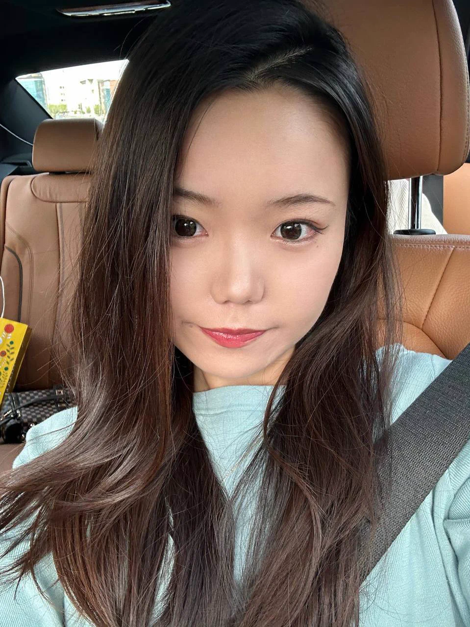 《种马约炮笔记》第十八章——不让内射的刘诗妍（下）@SexytoBaby @SexytoLady@SexytoDoll@SexytoGirl 打了一晚上游戏，现在来给大家更新一下约炮故事吧。另外我还特地去百度网盘上找到了当年操她的时候拍的照片。实际上她是不让拍的，所以我是趁她不注意偷偷拍了两张。好了，不说废话了，步入正题。第二天中午，我刚吃完饭就跟她聊了几句，正好她买完饭，我让她吃完饭来我家玩玩，她同意了。还给我拍了一张她女儿在医院写作业的照片给我。然后大概是一点多吧。因为那天正好是周末，我休息，我室友要上班，所以我才敢把她带来家里日逼。大概一点多的样子，她说她忙好了，可以出来见我，我再次走到她医院楼下去接的她。接到家里来就迫不及待地把她抱着亲。把她抱到我卧室里，三下五除二就脱了衣服。我还打趣地说：“怎么样，我家的床又大又舒服，比昨晚那个宾馆好太多了。这空调也早就开好了，就等你来呢。”她笑着说：“还是你考虑得周到。”当时她可能也只想做爱，没想那么多复杂的。当我要脱她的内衣时，她还说了句：“这个胸罩就不用脱了吧。”但是我想不脱胸罩那做爱多没意思，前戏就不好玩了啊，于是我主动上手帮她脱了。我看着她，她看着我，我们不禁亲了起来，当我停止亲吻时，她低着头害羞，我深深给她热情拥抱，她也是紧紧抱着我，这种感觉像是，现在不能在分开的感觉。她对我笑了一笑，那种感觉，像是她解脱了一样，感觉有人可以拯救她的生活，我再度热吻着她，手开始不断地在她背后及屁股移动，她也是紧紧抱着我，深怕我离开她，由于当时在床上，她已经脱光了，我用力握着她白嫩嫩的屁股，由于那时我没女友，有段时间，没摸到女生的皮肤，我特别的兴奋。我左手开始伸进她的股沟，她面对着我，整个胸部就出现在我面前，我迅速亲舔着她的大胸部，看着她的脸，她想叫又不敢叫的表情，但似乎她很享受我舔她胸部的感觉。刘诗妍再度跟我热吻着，这时我右手开始，狂抠她的小穴，看得出来她好想叫，但一直在忍，最后忍不住，赶快找我舌吻，说是舌吻，还不如说她想把叫的声音，往我嘴巴送，降低音量，只有发出呜呜呜的低沉声音。这时我把自己的内裤脱下，露出自己的大鸡巴，刘诗妍右手握住我的鸡巴，左手勾住我的肩膀，不断地发出气声，我双手不断握住她的臀部，嘴巴亲吻着她的脖子，她握着我鸡巴，越握越大力，我知道她越来越兴奋了，且还一直主动找我舌吻，看的出来她很想发出呻吟。她深深看着我，问我准备套子没有。其实我当时很想无套操她，鸡巴都已经抵到她的阴道口了，但是此时她一个劲地挪动屁股，不敢让我插进去，还说自己是很容易怀孕体质。没办法，我只能再次从抽屉里拿出仅剩的一盒避孕套。戴好之后再慢慢送入她的小穴。只见她很想叫，一直在忍着却很享受的表情，她咬着自己的嘴唇，忍住叫声，受不了又跑来与我舌吻，我双手抓着她的腿，快速插着，热吻时，很明显听到刘诗妍嗯嗯的叫声，就知道她非常想叫。这时她双脚夹住我身体，双手抱住我，似乎不愿意让我鸡巴离开她，我没办法用力插她，只好继续热吻着。我双手捏了一下她胸部，就扶着她的腰，继续干着她，我更是干的更大力，她一直发出气声，忍不住时，就把我头往下压，跟她热吻着，她才能很爽的叫出来，就这样我一直干着她，当我想减速时，就跟她热吻着。后入的时候我本想录个视频的，就把放在床头的手机拿过来，顺带着说了一句：“我看看有没有消息要回。”结果她很激动，一下就跪着坐了起来，问我想干什么，我就说不干什么，就看看有没有消息要回的，她就要我把手机放下才同意继续做。她很谨慎的。无奈，放下手机。她靠在床头，双手撑着床面，我把她双脚抬高，这种姿势，之前我还没做过，干起来更是爽。我知道她手会酸，所以干了一下子，就把她放下来，把她身子转个身，她知道我要从后面插入，顺势把右脚抬起来，我右手扶着她的右脚，她的小穴看的好明显。我很快插进去，我右手抓着她的奶子，她右手撑在床上，右脚跪在床面上，一直发出微微的嗯嗯声音，我知道她这个姿势，无法与我热吻，应该会更难过，她不断抓起床单咬着，但又很爽想叫，无法一直咬着，于是她左手把我头往她那面压，我顺势继续跟她热吻着。我想继续干她，也就没亲多久，这时我才发现，她的脸，被我干的已经开始泛红，眼神也变得迷离。她：“嗯！嗯！嗯！好舒服”她：“好弟弟，不要停，我好久没这种感觉了”我也趴在她背上上，双手抱住她的头，热烈跟她热吻，我们两人的嘴巴附近，全都是口水，就可知道，当时我们是多么的激烈，舌头都已经舔到外面来了。这时我把双手移到她的奶子上，用力捏着，捏出各种形状来。继续干她。她：“嗯！嗯！好爽”她并没有说太多话，只是继续呻吟着，我身体这时往前倾，看着她的头，看着她被我干，她双手放在我肩上她：“弟弟，继续干我，我要跟你永远在一起，啊！啊！”我有时插着快有时慢，但我休息久一点，刘诗妍就会用双手，用力抓着我的背，呻吟几下，我就知道她在讨干了，叫我不要停下来，我看着她的脸，心想着当初你干麻那么傻，嫁给我，不就不用那么辛苦了吗？我可怜爱惜着她，继续给她热吻下去。这时我把她抱了起来，让她坐在我身上，我跟着她继续热吻，她臀部不断地上下动，且还会左右摇摆，真是像极了性饥渴的熟女，而我双手撑在背后的床面上，她不断要摆我压下去，最后我躺在床上，她躺在我身上，臀部继续动着，我热吻着她，当她很爽时，就离开我嘴巴，发出几声呻吟。她后来坐了起来，我知道她动着很累，我双手扶着她的腿，臀部自己摆动着干她，她一直戳揉着胸部，让我觉得，她已经爽到抓着自己胸部在呻淫。我臀部停下来，她似乎想犒赏我一下，自己伸出舌头，要给我一个热吻，我当然抱住她，屁股继续动。这时我也坐了起来，她把自己往后倾，双手撑在自己背后的床上，臀部继续摇，看着她很爽地叫着，两个大奶子在晃动，当她停下来，我就兴奋着继续回插，就是想让那两个大奶子不能停。她：“嗯！嗯！亲我，亲我”我把她再度抱起来，这时我们不是只有舌吻，两个舌头已经在外互舔了，没有亲的动作，只有两个舌头互舔的动作，后来我把她压在床上。她：“好弟弟，你比我老公好太多了”她：“人家高潮好多次了，我还要，嗯！嗯！”她双手在我背部猛抓着，我知道她欲求不满，我双手撑起来，继续干着她的骚逼。她：“嗯！嗯！好爽，好爽，嗯！嗯！”我停下来时，就抓着她的胸部捏呀捏，然后再继续插她，我还会故意把口水滴到她的口中，她则是用很享受的表情，吃下我的口水，那么乖的女生，让我更想干她她：“嗯！嗯！人家好爽，受不了，嗯！嗯！”我：“我要射出来了，要要……”她突然用力夹紧我的屁股，不准我拔出来似的，最后我当然射在她里面，身体还抽动了好几下，摆残余的精液都射进去。然后摘了套套继续温存着。第二炮的时候，我是当着她的面戴上的套，但是我在后入的时候摘掉了，她不知道。直到最后我也是射在里面，因为前一天晚上加刚才已经射了很多了，精液也所剩无几，就一点点，射在她里面她都不知道。就这样，我跟她当了三天的临时夫妻。在孩子出院那天，她还去市立医院门口的一排小摊上买了个小礼物送我，就是一个吊坠，她问我属什么，我说我属虎，然后她就买了一个虎形吊坠送给我了。回去的那天上午，她还在交友软件发了个动态，写的是“在错误的时间遇上对的人，是命运的玩笑。”当看到这条动态我就知道，我的行为彻底让她沦陷了，让她觉得我是个可靠的男人。她回去之后就很少跟我联系了，只是说让我有时间可以去她家找她玩。直到半个月之后，她再次带孩子来安庆复查。她主动联系了我，奈何我那天在上班，没空去见她，我让她在安庆玩一玩，晚上我请她吃饭，但是她决定要当天回去，我也不能强留她，然后她就回去了。待我实习结束没多久就开始爆发了新冠疫情，当时我通过一些渠道弄到了些口罩，还发在了朋友圈。她找我要了五个N95，我二话不说立马邮寄给她。之后就没什么交集了，她依旧是在家围着孩子转，没空来见我。只是偶尔朋友圈点点赞。刘诗妍是个好女人，或许不是一个好妻子，但是个称职的妈妈，也是个完美的情人。较小的身材，做爱也很配合，至今回味跟她做爱的场景和感觉。下面附的图是我和她在交友软件的聊天截图和我趁她不备偷拍的照片。请勿外传。喜欢看大种马约炮故事的请点个赞。