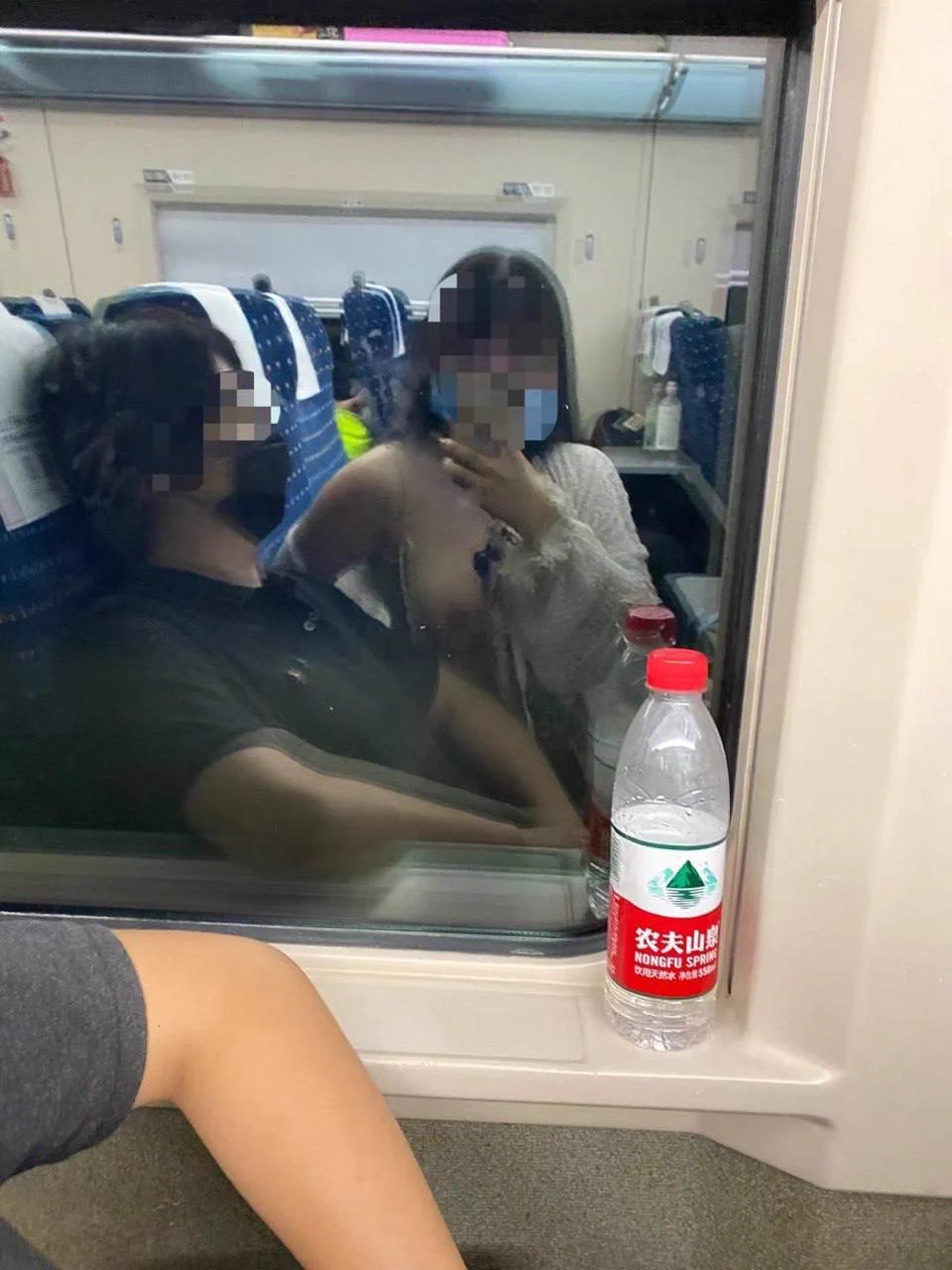 春节啦，和同事搭个班高铁回老家～心情不错所以故意没穿内衣，乳头都走光了～结果一上车同事就睡着了，气得我自己自拍一张算了…很少露出，好刺激啊…但又期待有人看到！！ https://t.co/IORCmKmJli