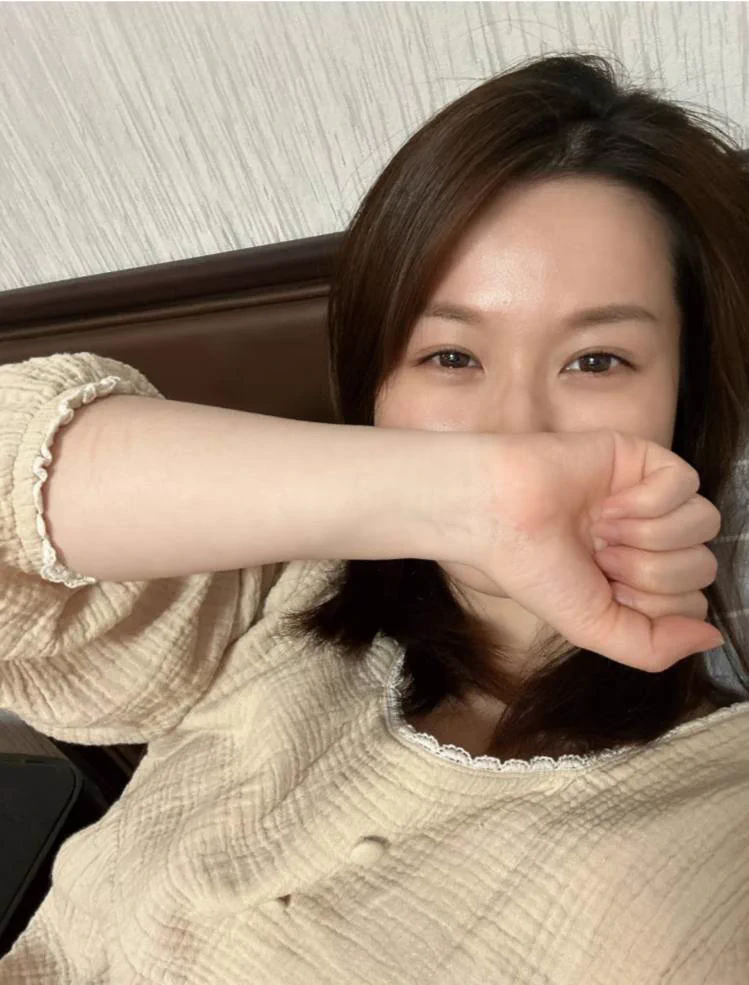 正常轨迹生活太久了，在这个如狼似虎的年纪性欲望总是很强烈又无处可循，来推特就是为了寻找那有趣的灵魂，释放自己内心那蠢蠢欲动的欲望， 当然我也只喜欢成熟稳重的中年男士，最好是同城，主页有联系方式 https://t.co/R6X4hnhK3y