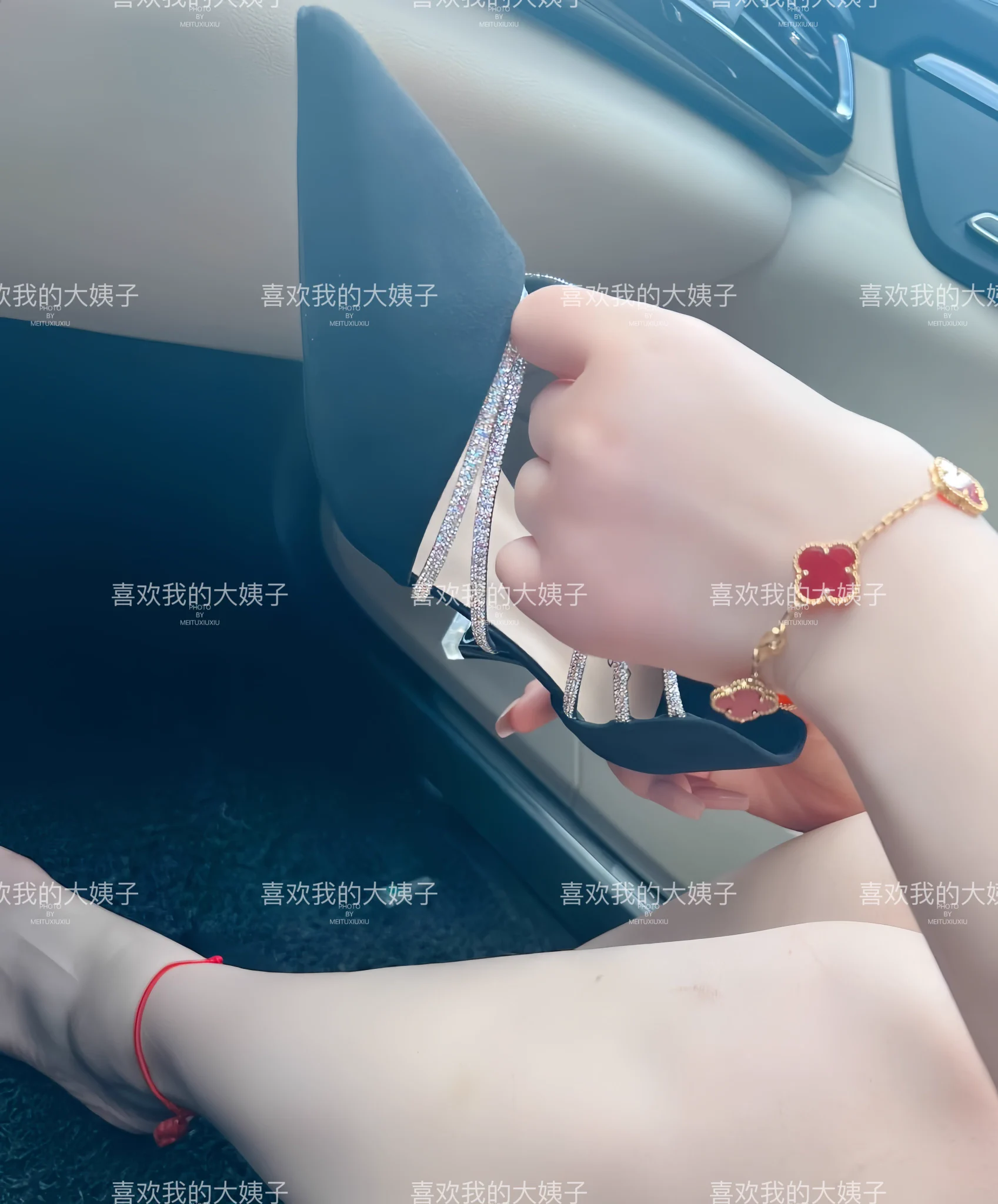 时间2023年6月1日，下班回家的时候顺带着接着大姐刚刚摸了一下大姨子的脚丫，直接摸的，两秒钟吧，我就说鞋子那里不对，帮她调节一下，手感好，荷尔蒙急速上升，大姨子上厕所去了，等下拉着大姨子回家，大姨子换鞋子的时候偷拍的 https://t.co/VE3yD3qePv