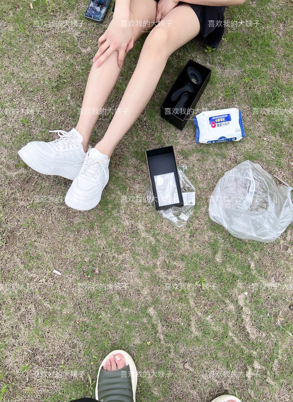 受推特的影响，那个时候马斯克还没收购推特呢，哈哈，还没走改名叫X还是喜欢twitter 🟰小蓝鸟时间2023年6月3日，也是第一次带老婆在外面，在我的百般请求下，那个时候的老婆出门基本上都是休闲装，老粉丝应该有印象和老婆第一次在公园塞入跳蛋 https://t.co/K0V1vjZ8MW