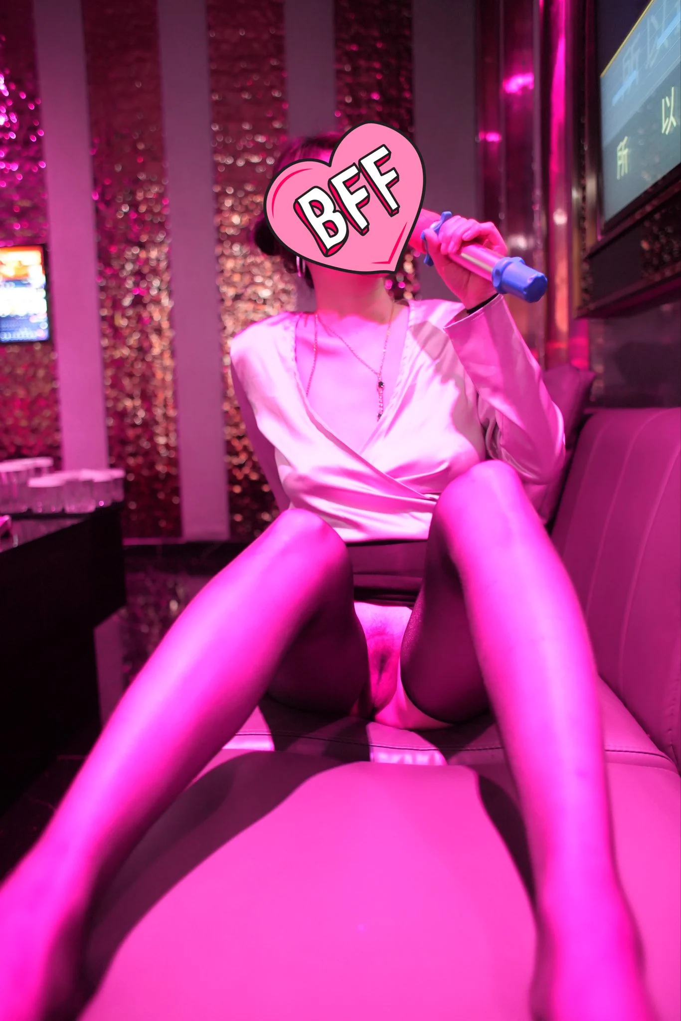 人间体验师：坐台小姐灯红酒绿之下的老婆已经逐渐迷离，开始讨好客人的表演，配合客人的要求。欢迎评论转发，精彩后续。@Fulishequ @xiaolin_577 @fuligc @youluo09 https://t.co/A33ySrQU1Z