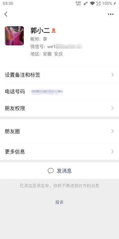 《种马约炮笔记》第十九章——安庆第一骚逼母狗@SexytoBaby@SexytoLady@SexytoDoll@SexytoGirl这个骚逼是我在安庆操的第二个还是第三个了。跟她保持了大半年的炮友关系。这事说来话长，但是我相信大家还是愿意听我讲故事的。想必大家都用过陌陌来约炮吧。在十年前可能陌陌是个不错的约炮工具，但是在我开始上大学那年，陌陌就已经不行了，全是些营销号，只要一打开，全是KTV公主在上面打广告营销，邀你去消费的。都是些商K，酒吧，会所，或者一些SPA按摩的。只有极少数的良家，可以说是可遇不可求，所以那时候都觉得陌陌圈子已经乌烟瘴气了。现在更不如以前了，那时候都是些骗你去消费的，现在更直接，就是让你去嫖，或者上门服务，但是百分之百都是代聊，也就是说你屏幕对面都是些会所的其他人（可能是老鸨子，也可能是其他营销人员，根本不是本人，然后聊天的时候发一堆网图给你挑选，挑选好之后上门服务。人和照片相差十万八千里。）但是直到我到了安庆实习，才发现，原来那种情况主要存在于大城市，在安庆这种四线垃圾城市，还是能碰到不少约炮的女生的。机缘巧合之下，我还在陌陌加入了一个群，安庆本地狼友，大家都喜欢在里面分享约到的女学生或者少妇什么的，偶尔还有人发录好的做爱视频。（我说的是19年哈，现在在安庆用陌陌估计没之前好约了。在大城市更不可能了，二三线城市在15年的时候陌陌就已经不好约了。）我跟这个骚逼就是在陌陌上认识的，起初我也没抱什么希望，好像就是在她的动态底下留言打招呼了。没想到她很快就回复了我，说想看看我的照片。我说我动态里有，让她自己去看。然后过了几分钟她就直接发了手机号给我，叫我加她微信。加上微信之后她就打视频来了，那边很黑，估计就一个手机屏幕的亮度吧，她全身赤裸着，好像是在抠逼。就看了几十秒，一分钟都不到，然后她就挂了，打字说想看我鸡巴。我说我还没硬呢。她就没回复了，过了五六分钟她又打来视频，还是一样，只不过这次多了点镜头，让我看了她的大奶子。一分钟不到再次挂断视频。然后给我发了一句话：“直接炮，不问其他。”当时好像是晚上十一点多。看到这我就来了精神，我问她位置在哪，她没直接发给我，还是说要看我鸡巴。我当时就猜到，估计要是鸡巴小她就不要了吧。于是我立马开始撸，撸硬了就拍了一张照片发过去，她可能是不信，又打来视频，我就跟她视频，给她看了我的大鸡巴，只听她视频里说了一句：“好。”然后就把我视频给挂了。紧接着又发来了一句语音，说的是：“我给你操，给你摸，不收你钱，你看行不行？”我立马回了句：“好。”其实我心底里还是有点怕的，哪有这么好的事，刚加上微信就来约炮？怕不是仙人跳吧。但是我也想去会一会这个骚逼，于是我就把我平时拆快递用的哪个折叠刀带上。（是全金属的折叠刀，不是考场上割档案袋的文具刀，你们去某宝上搜索户外生存折叠刀就知道是啥样的了）紧接着她发了个地址过来。发的是她家边上的一个火锅店。安庆人应该知道，迎江区人民路那边，有个岔路口，鑫海源商务KTV就在那，就是那条路再往里走，有家火锅店，店名我不记得了。等我走到火锅店门口，我就发微信给她，说我到了。她迟疑了两分钟才回我的，搞得我急死了。大半夜的把我骗这来，要是不能操到，那不得把我气死。然后她让我再往前走。我就沿着路再往前走，大概是三四十米的距离，我一直不停给她发微信，打微信电话，直到她从窗户里看到我，才说看到我了，然后她打开手机的闪光灯，从窗户里对我示意，让我知道她的位置。她告诉我上三楼。我随即就上去了。她那栋楼就是路边的，没有院子没有大门，如果有安庆本地人去看看就知道了。那种老式的楼房，一层就一户。当我走到三楼的时候，她家门是虚掩着的，我轻轻敲了下门，她从里面把门推开，轻声说了句：“进来吧。”进门右手边就是她的卧室，有一股浓烈的花露水的气味。她没开灯，就一台小电风扇呜呜吹着，点了个蚊香，床头有个大概只有一瓦的床头灯。不要怀疑，就是一瓦，这种灯我老家也有，比手机屏幕亮度还要低一些。小小的房间，一张床正对着窗户，边上放了张大椅子。她穿了件T恤，当时是五月底了，下半身啥也没穿，披散着头发，看不清她的脸。身材略显得有写臃肿，就中年大妈的那种形象吧。她一进门就躺到了床上，我也跟着坐在了床边。我还想着怎么开始呢，她直接来了句：“你脱啊。”这把我整蒙了。这就开始脱啊？我的前戏“望闻问切”都还没开始呢。不过既然人家都已经开始催了，那我也不好意思再拖延，就开始脱到只剩内裤了。然后我还站在床边想着一会儿从哪开始，她又催我：“还有内裤呢，一起脱了，快。”人家都催成这样了，我也不好意思再拖着，就麻溜地把内裤也脱了，然后迅速爬上床趴到她身上去。她立马坐了起来，吓我一跳呢。她让我躺下，随即就俯身在我胯下给我口了起来。这一套动作行云流水，老练得不能再老练了。想来这骚逼没少操逼，啥都会玩。而且还这么迫不及待，见到我就急着要我脱光给她吃，连前戏都省了。她的头上上下下起伏着，动作很快。那是我第一次被这么对待。在她之前我操过的基本都是学生妹居多，口活儿都不怎么样，跟她比简直一个天上一个地下啊。时至今日，我依然觉得她的口活儿在我操过的女人里能排第一。就口了一分多钟就被她口硬了，她感觉差不多了，然后右手拇指和食指握住我的大鸡巴左右晃了晃，满意地点点头，说了句：“等一下，我给你拿套子。”我忙说：“不用，我带了。”说罢我就从我脱下的裤子口袋里拿出了出门前准备好的两个避孕套。她笑了笑说：“没想到你还自己准备了啊？你怎么还准备两个？”我就说：“一个不够用，我起码能操你两炮不带停的。”她：“呵，吹牛。”然后我让她给我戴上套套，戴好之后她就躺下了，我就趴到她身上。都不用手来找她阴道口的位置，趴上去鸡巴一顶就进去了。我尝试着亲吻她，一亲就感觉到她满嘴烟味儿。我受不了，就不亲了。但是她立马搂着我的脖子，亲我脸。随着我的进进出出，她开始叫床了。但是我觉得她的叫床声好难听。我一边说话一边用手玩她的乳房，很快，她的呼吸越来越急促，下身也湿润起来，我问她还要不要。她说：你别问了，你想怎么样就怎么样吧。我让她趴在床上，把屁股撅起来，我从后面操她，一手搂住她的腰，一手玩她的乳房。看着自己的鸡巴在她的洞口深深浅浅的游曳，心里别样的兴奋。过了一会，她支撑不住趴在了床上，我把她的腿分开，趴在她后面做着，嘴巴吸吮着她的背和脖子，她的浪叫声也大起来。然后做了十来分钟，有点腰酸，当时才觉得原来操逼是个体力活。我让她到我身上来，她不肯，还说：“你这么瘦，我要是上来还不一屁股把你坐骨折了？”我是瘦，但是不至于骨质疏松，她也不是坦克级别的啊，她躺下的时候肚子上的赘肉可不多。怎么说她都不肯上来，没办法那我只能继续动了，但是她这么不配合，我确实是有点来气，于是我就开始用力顶，操的她奶子一晃一晃的，紧接着她又开始叫床喘气。就这样把她从A面操到B面，又操回到A面。她：“啊……啊……就这样……啊……啊……”边叫床还边打我屁股，没错是她打我屁股。因为我是趴在她身上操她，她双手抚摸着我的背，她一双手对我屁股又捏又抓，刚才还直接两手“啪啪”地拍打我屁股。对她简直无语死了。我叫她不要打。然后她就没没在打了，只是双手又开始游走在我的背部和臀部。说实话，我真的不喜欢她叫床的声音，她的声音一点都不好听。尤其是她高潮的时候还叫我老公，叫我不要停，我真受不了这叫声。射完一发之后跟她闲聊，我问她难道不怕被她老公发现吗？她告诉我她老公在日本打工，肯定也会操日本的小姑娘嘛，所以她也就在老家约炮。直到后来我才知道她炮友真不少，起码有几十个，有次她微信被封号了找我帮忙解封我才看到有好几个人发给她的消息，叫她骚逼什么的。从那以后我也在微信上叫她骚逼。她真名我不知道，她从来没告诉过我，我也没告诉过她我的名字。闲聊了几句之后她问我还行不行，要是不能再来就让我回去。我说：”那你来好好伺候我吧。“她说她不懂，我把她的头按到下面，说：“舔我鸡巴啊！”过了一会，我感觉我的鸡巴被含住了，一看是她蹲在床上，含着我的鸡巴。她没说话，把头掉过去，开始舔我。我让她的腿分开，跨在我身上，头正好对着我的鸡巴，告诉她不要让牙齿碰到我的鸡巴，我静静的欣赏她的阴部。很漂亮。我轻轻的吹了一下，我颤抖了一下，差点坐在我的脸上，这时候，她那里居然又湿了。我笑着说：”你真是个骚货，她没说什么继续舔著，我说。操你真的蛮舒服啊，你老公真幸福。“没几分钟我的大鸡巴就硬如钢铁，她又开始急着想要了，给我带上避孕套就要坐上来。呵，你看吧，刚才还说不愿意坐我身上，这次竟然这么主动。女人发起情来就不管那么多了。每次深入的肉棒都顶在子宫口，从子宫深处缓慢的传来刺激的美感，使她忍不住想抑制这种快感，但阴道壁上的摩擦使她全身颤抖，已经控制不住了，她下意识地收缩着阴道，阴部内的快感化作一股电流直达脑部。激情让她绝色的容颜更形娇艳无比。她身上最美妙的部分，完全呈现在我的眼前。我愈来愈狂放，从我狂猛的抽肏和双手不住地玩弄她骄人的双乳，她一次次陷入了欲火焚身之境，高潮之后软弱的肉体却已无力迎合，只能藉由不断地娇柔的莺声燕语，发泄着纯属肉欲的痛快。我的技巧和持久力都很强，不停的变换着姿势，她畅快的呻吟着，尽力配合着我的动作，完全放纵自己的身体，投入到我从来没有过的激情之中。随着双双高潮的来临，我大声叫着，一股股的精液喷在她花心的深处，烫得她无比的畅快。消魂的激情就这样在激情与高潮中落幕了，我感觉融化在她如花蕾般娇艳的柔美肉体间。赤裸裸的男女紧紧相拥着，我们尽情回味着爱欲的美妙。她像八爪鱼一样紧紧的纠缠在经理的身体，使肉体结合得一点缝隙都没有。“喔…喔…你好会玩女人…我快让你玩…玩死了…”随着高潮的消退，她对我是又亲又抱的。我跟她第二炮做的时间有点长，做了一个多小时。最后是她受不了让我摘掉套，可是那时候我不敢无套操啊，我就说让她给我口出来，她也口了十几分钟，口交中间还歇了两次，她都想放弃了，说叫我回去吧。那我哪能同意，都硬成这样了，不给我弄出来就让我走？最后口出来，我也累的不行，在边上躺了会儿，她开始催我回去，她不让人在她那儿过夜的。我跟她保持了大概大半年的炮友关系吧，从那次以后基本每个月都会去她家操她三四次。直到实习快要结束的时候我还去她家找她打了告别炮呢。最后说一点好玩的事情吧，是那年八月份，有一次晚上十点多开始约她，她说她在打麻将，要我十二点再去，等到十二点她却不怎么回我消息。最后告诉我可以去了，等我到了楼下再次给她发消息，她让我再等等。我哪能受这气？都让我等多久了，操逼这种事情怎么还能等？于是我准备直接上去敲门。就在这时候，一个穿着黑色T恤，黑色短裤，穿着拖鞋的男人也走进这栋楼，他比我先一步上楼，我也跟着上去。一开始我以为他只是这栋楼的住户，直到我看到那男的走进她家，然后顺手关上门，我才知道，原来这男的也是她炮友，这把我气的。我等了这么久，还让人家抢了先。于是我开始往回走，结果才刚走到鑫海源门口那一排烧烤摊那里她就打电话来了，问我到了没有。前后才五分钟左右，这么会这么快？然后我又折返回去，到了她家我告诉她我看到了之前那男的，她说她给那男的口出来了，就两三分钟就射了，然后那男的就走了。那天晚上我操她很用力，丝毫不客气，像泄愤一样。总结一下：这骚逼称得上安庆第一骚逼母狗，四十来岁，估计这些年水果的男人早就有上百人了，估计安庆的一百个男人里面就有三个操过她。因为我之前在那个陌陌群里看到好多人在分享资源的时候都发过她微信和聊天截图。她还有个微信大号，被我删了，她的微信小号我截图放底下了，估计有不少安庆人看到这张截图就会回忆起当年操她的场景吧。我记得当时群里大家对她的评价都是骚浪贱，在家从来不穿裤子之类的话。其实我还操过另一个跟她有得一比的骚逼，应该说跟她一样骚，一样有性瘾。而且身材比她好太多了，就是要求有点高，鸡巴小的绝对不要，时间短的也不要。不像她，她是来者不拒，是个男人都能操她。好了，今天的故事到此为止，另一个性瘾骚逼我明天再写。