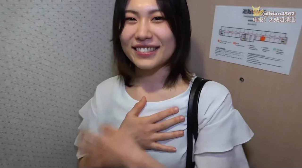 这个是之前戴上眼镜可以封神的极品眼镜娘🔥不过这一部没有戴眼镜，少了一些韵味，妹子是小学医务室医生，皮肤白，反差，非常骚 @SexytoBaby @SexytoLady@SexytoDoll @SexytoGirl https://t.co/IEReiYixIF