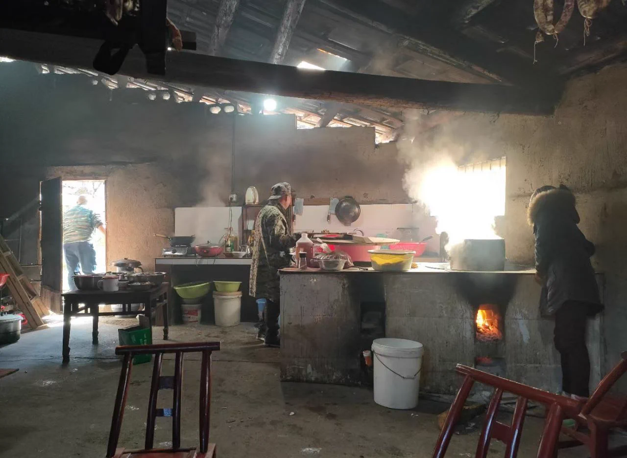 通知：明天大年初一去城里赶集就露脸，我怕我家农村大环境吓着大家，会瞧不起我（这就是我家大厨房）😔😔 https://t.co/7q2ILDvsdQ