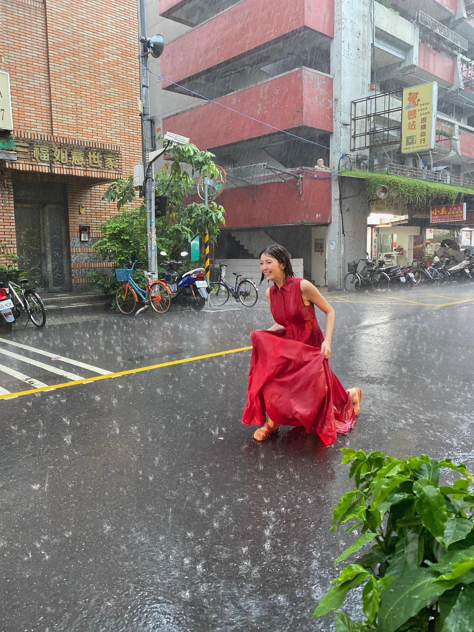 1st写真集『舞』では、11月の滝の中に入り撮影📸4th写真集『翼』では、雨の中で撮影📸今回西田幸樹カメラマンは小さい傘を被り、撮影に挑んでくださりました‼️⬇️つばさ舞4th写真集『翼』 絶賛発売中！https://t.co/9Y5xhfurZV https://t.co/Ce9NJiQlRO