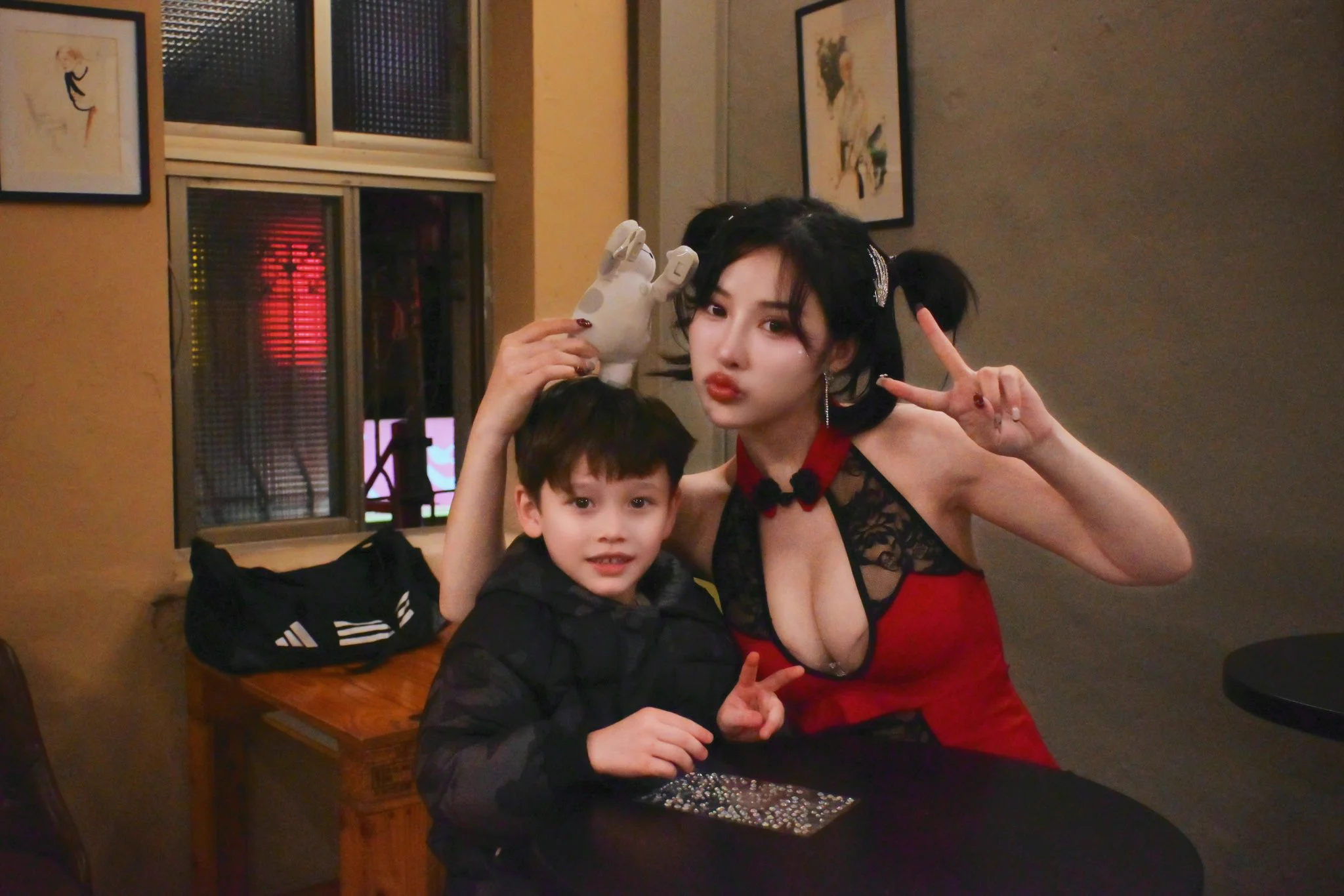 弟弟太可愛了😍娜娜一直趁機想拐他回家😚 娜娜：阿姨好喜歡你喔，可以把你帶回家嗎？ 👦🏼:不行，我有爸爸，妳可以養一個小孩！！💔💔真的不懂阿姨的心酸耶…每次都是想打炮玩玩的男人…沒遇到好對象 怎麼口以能有小孩啦？？小朋友就是這麼的單純可愛 欠捏😗所以有人要娶我嗎？！ 喔不是啦😛我想說的其實是呢～～新年快樂💕🎉