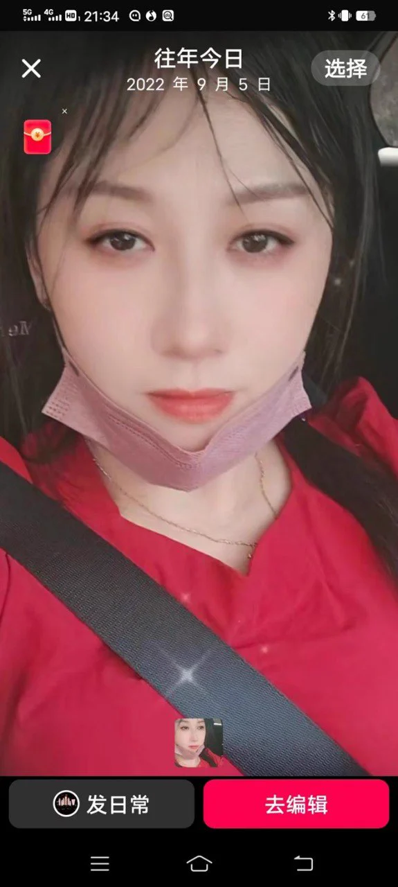 《种马约炮笔记》第二十章——内射安庆性瘾骚逼@SexytoBaby@SexytoLady@SexytoDoll@SexytoGirl今天给大家写安庆的另一个有性瘾的极品骚逼。为了验证我说的是真实的，再次介绍一下她家情况。安庆人应该知道的地方。就是迎江区人民路那条步行街，一直往西走，走到头不就是个T字形路口吗？在那个路口左转，再往前走一段，有个中学，好像是安庆市第四中学吧，记不得是第几中学了。如果有读者是安庆市的应该知道我说的这个位置有这么个中学。她家就住在这边上，在这所中学的斜对面的巷子里，我记得很清楚，边上还有给中国邮政储蓄银行，就是在那个巷子口。具体跟她咋认识的记得太清了，好像是在陌陌群里被别的狼友分享出来的约炮经历，然后我加了那位狼友，跟他互换的安庆炮友资源。我记得好像是这样，我在安庆那一年操了二三十个女的，有七八个都是跟狼友互换的资源。具体的聊天过程不太记得了，但是我记得她跟我上一篇写的那个骚逼一样，聊天尺度很大，很喜欢大鸡巴。也要我拍鸡巴照片给她看。我发给她的时候她还不相信，说是网图，她说她就没遇到过这么大的。然后又说想看我身材和露脸照片，我没同意，没发给她。因为这都是隐私，她也没发过露脸照片给我啊。就只发了一直没有脸的躺在床上的全裸的照片，奶子还贼大，躺在床上都能看出有E罩杯的大小。一些大尺度的聊天内容很容易激起性欲，最后她也打算约我了。告诉我去她家，她不开灯，就这样操她，她问我能不能接受。我刚经历过火锅店那边的骚逼，这有什么不能接受的。而且她这身材比上一个的好太多了。然后晚上十一点多，我一路按照导航走过去，这段路可不近，走过去都要花二十分钟左右。一开始她给我发的定位是那所中学，等我到学校门口的时候空空如也。我还以为她会来学校门口接我呢。然后我发微信给她，她又给我发了个定位，就是那个邮储银行。等我走到银行门口，还是没人，就问她在哪，她叫我走到巷子口，我就走到巷子口，还沿路往里走了一小段。一直没看到人。这下我确实有的恼火啊，把我忽悠来忽悠去的，一会儿中学，一会儿银行，一会儿巷子的。到底要把我骗哪儿去？一连发了好几个微信给她，她也不回。打微信电话她也不接。后来她发了一句，问我是不是穿着白色衬衫。当时那么晚，那个巷子口也就只有我一个人。不是我还能是谁？是白无常吗？我就告诉她是我，她就回复了个：“你太瘦了，那鸡巴照片肯定不是你。”然后我再发消息给她，就被系统提示被拉黑了。想来她家肯定就在这巷子口附近，她此刻肯定是在那一层楼的窗户那看着我呢。但是这边的居民楼都关灯了，我哪能看到她在哪。但是贼不走空的道理我还是懂的。毕竟大半夜的让我跑这么远，最后就因为我个子瘦小就怀疑我鸡巴小。这搁谁不生气？于是我就沿着小巷子往深处走，走到一个修车店边上的小胡同里，那里是漆黑一片。我感觉撸管，撸硬了就拿出手机打开闪光灯录个视频，并且解释说我的鸡巴就是这么大，还告诉她我此刻在这个巷子里。录好这个视频之后。我立马换大号加她。没想到她直接就同意了，问我是谁。我又不傻，我肯定不能说我是刚被她拉黑的啊，她做事这么干脆利落的一个女人。我直接把刚录好的视频发给她，她看完也知道我是刚被她拉黑的人了，这回消除了她的误会。然后她才告诉我她家在五楼。我顺着她的指引来到她住的楼下，有一扇铁栅栏门，是镂空的那种，从外面可以伸手进去打开的。顺着楼梯上去，走到她家门口，轻轻敲了两下门。几秒钟之后她从里面缓缓打开房门。屋里漆黑一片，对着门的是她的卧室，她当时是只穿着一套比基尼，卧室里散发着一股洗发水和沐浴露的气味。床头的笔记本电脑上放着岛国的AV片子，声音开的很小。她也不管我，进了卧室径直躺回床上，对着电脑屏幕有样学样地开始自慰。而且她床上还有震动棒和跳蛋这些玩具。她打开震动棒就隔着内裤开始自慰。还不忘问我一句：“你会玩吗？”我也不含糊，直接回答她：“我的大鸡巴可比你手上的玩具好玩多了，我可不喜欢用玩具来调情。”她听到这话就像恶狼扑食一样，立马坐起来，抱着我的腰，她嘴上还说着：“我的小宝贝，给我看看你的大鸡巴。”说罢她就开始解我的皮带，也不问我准没准备好。当时我就看出来了，她是个跟上一篇里写到的骚逼一样的性瘾女，也是个欲女。既然她这么主动，那我也不能扫了她的兴致啊，毕竟就是奔着操逼来的嘛。于是我也开始脱上衣，她才刚把我裤子褪下一半就隔着内裤摸我的大鸡巴，摸了一圈好像很满意的样子，然后立马把我的大鸡巴掏出来一口含住。好家伙，我裤子都还没脱下来呢，才被她褪下来一般，都没到膝盖处呢。她确实是匹恶狼，见到我的大鸡巴居然这么兴奋。但是我很不喜欢裤子脱一半这样的状态，让腿很不舒服，而且这样腿脚也不方便，施展不开。我托起她的下巴，叫她先别急，我先把裤子脱掉。即便屋子里没开灯，但是借着电脑屏幕透出的光也能看到她的身材轮廓。不说是极品吧，但也是现在很多少妇都比不了的。大概一米六左右的身高，奶子极大，看上去真有E罩杯，可能是胸罩勒出来的会有一增大的视觉冲击吧。肉色的胸罩搭配着肉色的内裤，她的背部和臀部肌肤很光滑，没有背痘。等她口了两三分钟，她就迫不及待地躺下，还握着我的大鸡巴就要往她的逼里送。我拦了一下。跟他说：“就这么急嘛，这样玩多么意思，多没情趣啊。这样打炮只会给你带来更多的空虚，得不到慰藉的。”她问了一句：“那你想怎么玩？”我扭头看了一眼电脑上片子正在最精彩的部分，淫乱的女优正被三个男人前后夹攻，小嘴、淫穴和肛门都被塞的满满的，这也是我最喜欢的画面。然后我告诉她：“你以前约的炮那都只能叫泄欲，那不叫做爱。今天我让你体验一下什么叫真正的做爱。”说罢，我顺手把她电脑上AV的声音稍微调大了一些，以此来烘托氛围。我抓着她的手紧贴我的跨下，勃起的肉棒有着明显的脉动，我搂着腰的手往下滑，在她柔嫩的圆臀上柔捏，电脑里的女优这时候已经被干到高潮了，淫荡的叫声在整的房间里响着。她这时内心的交战在她的大眼睛里被我看得一清二楚，看到Ａ片后她的淫心已被挑起，而我言语的挑逗就像搧风点火，最后的一抱简直就是火上加油，紧贴我肉棒的手早就开始轻轻的抚摸，柔软的巨乳也贴上我胸膛，翘起圆臀让我大力的揉着，终于她放下刚才的狂野，缓缓从丰满的红唇吐出一句关键语：“那，就交给你了。”我二话不说马上把她推倒在床上，然后趴在她身上亲吻她的丰唇，一阵忘我的亲吻后我开始向下移动，伸出舌头舔她的粉颈，轻柔的脱掉她的内衣，从上半身开始，我的舌头舔过每一寸肌肤，她的肉体就像我想像的一样，充满脂肪的肉体是如此的柔嫩可口，散发着淡淡的肥皂香，脱下内裤后我的舌头从淫穴口蜻蜓点水式的滑过，先从我最爱的双腿开始，又亲又舔让她的娇喘渐渐的提高，我抬起她的双脚，把她擦着鲜红指甲油的十指一只只的吸吮乾净，然后把她翻过身，从腰背部开始一路往上慢慢的舔。在这一段时间里，我也把握机会握住她的一对傲人的大奶子，勃起的肉棒和两颗睾丸在我避开圆臀直击腰际的时候从她的屁股沟登陆，我轻柔的摆动腰杆，让肉棒和阴囊摩擦她的腿，她并起双腿，让我的肉棒可以在双腿间的沟里游走，我把温暖的胸膛贴在她的背上，亲吻她的后颈，之后我轻咬耳垂，伸出舌头钻进耳朵里，把她搞的奇痒难耐：“不要这样啦，好痒喔。没想到你小小年纪居然怎么会玩。”我笑着说：“当然啦！我早就在猜大姐的身体一定像我想像的那样柔软，就像是布丁一样。”她嘟起她嘴说：“好啊！原来你是在嫌我胖！”我亲啄一下她的小嘴说：“怎么会呢！有这么大又可口的布丁在我身边，我高兴都来不及了。”她娇嗔：“没大没小，就只知道吃人家豆腐。”我用舌吻堵住她的双唇，左手把她紧紧拥抱，右手在她的臀和大腿间滑动，轻柔的滑过她柔嫩的肌肤。我离开她的嘴，她张着丰唇大口喘气，口水从嘴角流下。我则是往下爬，把脸塞进她浓密的黑森林。我拨开浓密的树丛，森林深处的秘密洞窟里，晶淫的泉水满溢而出，把洞口附近的树林都弄湿了，黝黑的洞口里是艳红的肉墙。我伸出舌头在洞口轻轻的滑过，不一会她已经快忍不住了，按着我的头哀求着：“不要只在外面，快舔我的屄啊。”真不愧是人妻，浪起来可是不同凡响。我开始舔弄洞口的阴蒂，而阴蒂也迅速的膨胀变大，上面来沾满晶亮的泉水，我的手指插进洞里探索，很快的就被我找到水脉了，情慾的泉水奔腾而出，沿着黑森林的暗沟流到山谷背面的暗门，她的黑森林面积很大一片，就连双臀间的暗门边也是浓密的一丛，人家都说毛多人淫荡，我想想还真是不错。她被我逗得快要受不了了，淫荡的腰不停的扭，嘴里喊说：“别玩了，快来干正事啊！”我说：“没问题，这就来干正事。”我抓着早就硬到快要爆炸的肉棒，瞄准洞口后二话不说直捣黄龙，15公分一竿到底。她嘴里娇喊了一声。但我不急着动，就是想吊足她的胃口，又亲又舔就是不肏屄。可是她的肉洞居然像是吸盘一样，竟然配合着她的呼吸一松一紧，像是章鱼一样的抓着我，她媚眼如丝盯着我，还伸出舌头舔着艳红的双唇挑逗，我想这样下去一定一下就玩完了。我伸出我的右手开始按摩她双臀间的暗门，就是医学上的会阴部，就是生殖器与肛门之间的那一块儿地方。果然肉棒的压力变小了，但过一下子又回复原样，我心想：“不愧是身经百战的骚逼。”我只好再加重些力道；就这样一来一往了好一阵子，整只手也被她的淫水沾湿了，使用最后大绝招的时机来了，我中指一用力就闯进后门，这一下让她分了心，虽然肉洞里的压力有增加，但是她现在没有办法用它来压榨我的肉棒，我的手开始抽插她的后门，而她的弱点也是这里，她抓着我的手想要拔出来，那我就把手指伸到深处一阵乱抠，这一下把大姐搞了一个高潮，双脚紧紧的夹着我，我看机不可失，手指不停而肉棒趁这时开始肏屄，把她干得大声浪叫。真女人的叫声Ａ片根本比不上，她的叫春浪到我骨子里去了，她的声音本来就有点嗲，而叫春时可不得了，又骚又浪还很大声，连客厅都传来她叫春的回音，我也不管隔壁会不会听到，趁着气势猛力进击把她干到高潮。她弓着身体，又大又软的奶子又摇又荡，一声尖叫之后只能张着大嘴，而肉洞也开始紧缩，我就趁着这时吐口气，把精液爆射进洞窟深处。这时我才想起来没戴套，连忙告诉她我内射她了。她说：“我感觉到了，你好棒，好会玩啊。”我：“我说的不是这个，我说我内射了，要不我去给你买避孕药？”她：“不用，我上环了，你随便射。还有吗？在射点给我，你这大宝贝，我真是爱死了。你怎么会长这么大的鸡巴，难以置信。”我左手爱抚她的身体，嘴则不停的舔着她的脖子和耳垂。等到她不那么喘之后，我紧接着和她双舌交缠，吱吱啧啧的声音在房里响。她离开我的唇后说：“你真厉害，我已经好久没有这么美妙的高潮了。”我笑着说：“谁叫大姐的身体这么漂亮，我只好拼命干啊，”等等..这感觉是，没错，她还在一松一紧地夹我。好爽，我又硬了。原本半硬的肉棒又在洞里硬了起来，把肉洞塞得满满的。她赶紧说：“等等啊！人家还在高潮，你这样我会受不了，快点.……啊……”我不等她说完又开始肏逼，而余韵犹存的她一下子又被推上高峰，没两下我就推开大姐，之后跪在床角把她翻个身，马上拉着她的腰，从后面进去，一切是这么快，让她高潮不致中断，我一边肏屄一边叫着：“太爽了，我最喜欢从后面干一个淫荡的女人了。”她被我干得腰都直不起来了，只能翘着圆臀被我冲刺，肏一阵之后我把她放平趴在床上，我贴着她的背不停的动，双手绕过身体抱着她的一对大奶子，不停在她耳边称讚：“好舒服，好爽，你真棒”等等，而她像是回应我一样的越叫越大声，床也被我门激烈的动作搞得吱嘎吱嘎的响，整栋房子都是我两交欢的声音，我保证楼上楼下邻居都知道今晚有一对男女正在房子里疯狂的交配。可能是因为我太亢奋了，就算她的肉洞紧抓着我的肉棒，我也一直没有射精，就连我自己也感觉来了两次高潮了还是一样，我感觉我们两个像是合而为一，我能清楚的感觉到她的心跳，而脑子里好像能听到她不停的说：“还没！还不到时候！我还要！我希望更多，我想要抱着你，我想要抱着你一起高潮”，我马上起身翻过她再重新插入，速度快的像是打桩机一样，我两就这样紧紧相拥准备最后一刻的来临。终于再第三次要来的时候，我知道就是这次了，我像是用吼的叫着：“我不行了，马上要来了。”她也嘶吼着说：“来！给我吧！全部给我吧！我要你全部都给我！”我紧紧抱着她，肉棒吐出更多更多浓浓的精液，满满的灌满肉洞深处，我还能感觉睾丸里的精液不停沿着肉棒喷出，一股股浓稠的精液「咕嘟咕嘟」得挤进了大姐身体里，就好像到最后连睾丸也会射出来一样。终于等到射精结束后，我吃力的撑起身体，而她还懒懒的钩着我的脖子，眼睛里满是柔情。那一夜做了两个多小时，操逼都操得酣畅淋漓。她告诉我说她有严重的性瘾，每天晚上都会自慰，甚至每天晚上都想要，之前她也约过不少炮，但是都没我的鸡巴大，时间短就几秒，时间长的也就十几分钟，没遇到过我这么厉害的，还问我是不是吃伟哥了。呵呵，我大种马岂是需要伟哥的男人。她说她只能靠震动棒自慰带来高潮，靠真鸡巴给她高潮的，我还是头一个。我估计她的约炮行为着邻里多多少少都知道点，只不过看破不说破，她也不会在邻里面前表现出骚样。人前淑女，人后母狗说的就是她这种反差骚逼了。然后她问我明天晚上有没有空再去。估计她是被我操服了，开始迷恋我的身体了，或者说迷恋我的做爱技术和大鸡巴。我和她可不止是在家里做，她很会玩，喜欢刺激。在她家门口开着门做，楼梯间做，甚至户外都有做过。安庆有个陵湖公园，安庆人都知道吧。陵湖公园里有很多我和她战斗过的痕迹。对于她的个人信息，知道的并不多。也不好去问，毕竟都是出来玩的，打听那么多隐私干嘛呢？打听隐私反而会引起反感。所以我对她也就只知道她离异，名字都不知道，当年是三十七八岁，今年肯定有四十一二了。想必她这个年纪应该欲望更强了吧，就是不知道现在她在安庆还能不能找到性能力或者鸡巴尺寸能跟我有得一比的男人了。
