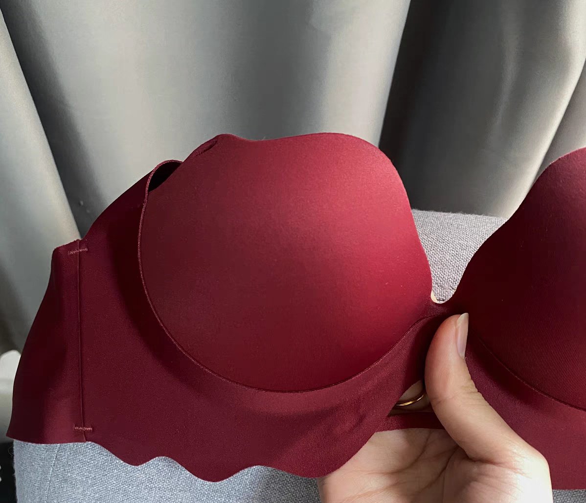 我给咖啡哥吃饺子皮，他送我件小衣服，我问他为什么送我这个，他说本来是买给他女朋友买的但是尺码太大了而且他女朋友又回老家了于是就给我了……

我tm简直要哭了，真的肥水不流外人田啊……一会换上发评论区里试试效果，不管合不合适最后我还是得扔掉的， https://t.co/86fbASaeb6