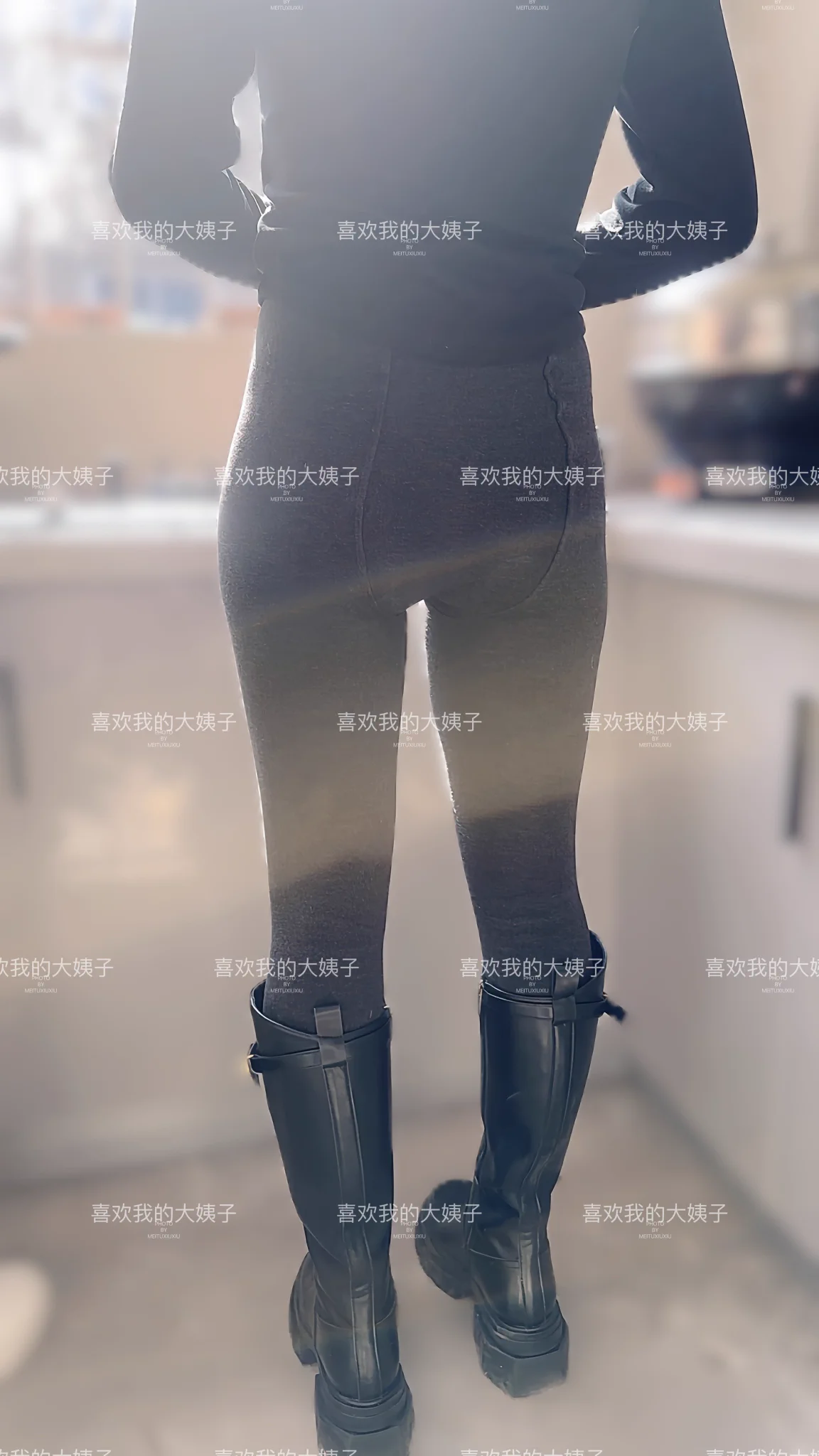 初二好兄弟们，今天回岳父岳母家了大姐在忙着做饭，老婆在给打下手照片光明正大拍的，我说拍几张发个朋友圈，今天大姐穿的比较随意，直接上睡衣这不是重点，你们猜大姐塞了没有 https://t.co/x7r19D1IMB