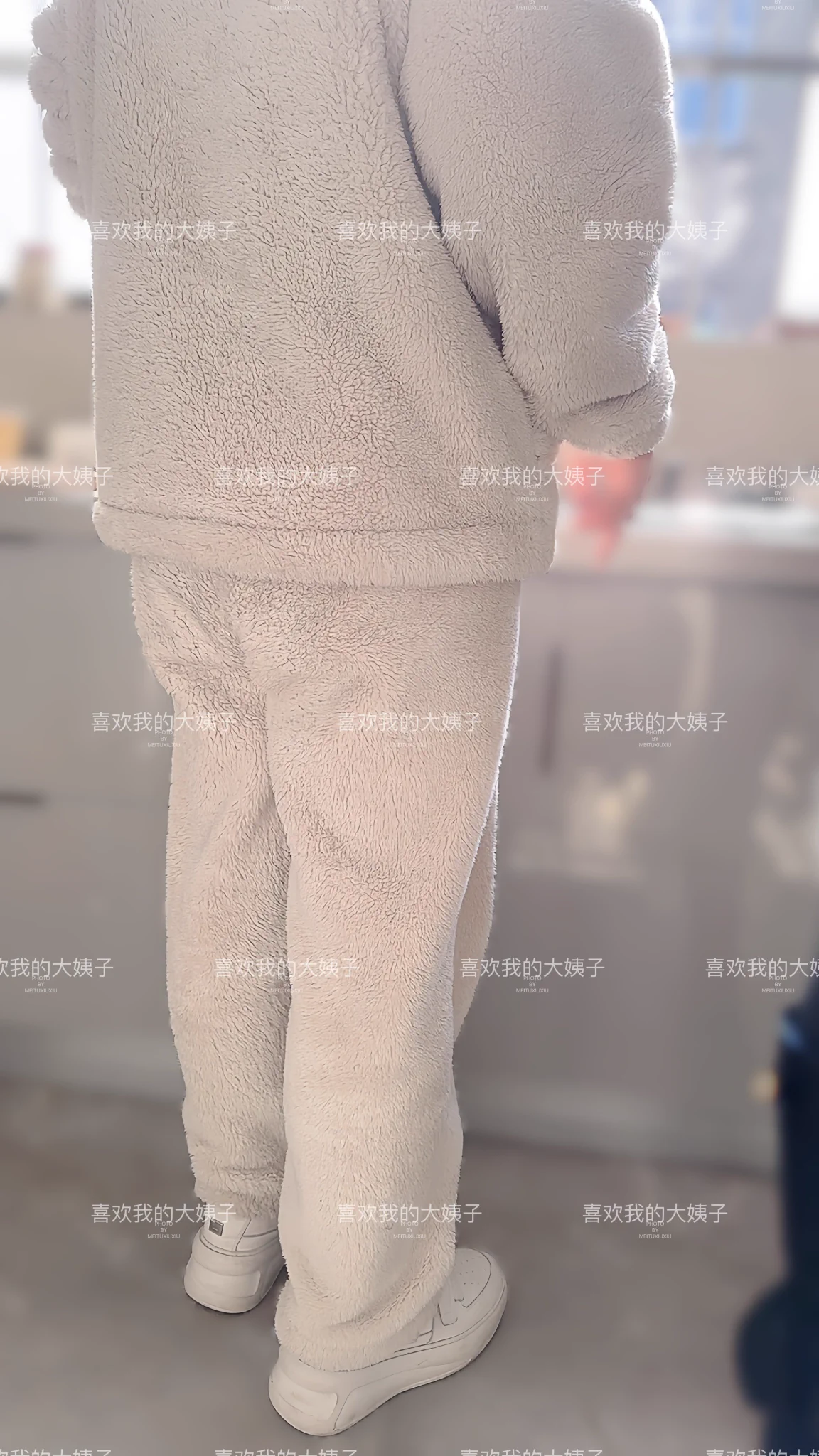 初二好兄弟们，今天回岳父岳母家了大姐在忙着做饭，老婆在给打下手照片光明正大拍的，我说拍几张发个朋友圈，今天大姐穿的比较随意，直接上睡衣这不是重点，你们猜大姐塞了没有 https://t.co/x7r19D1IMB