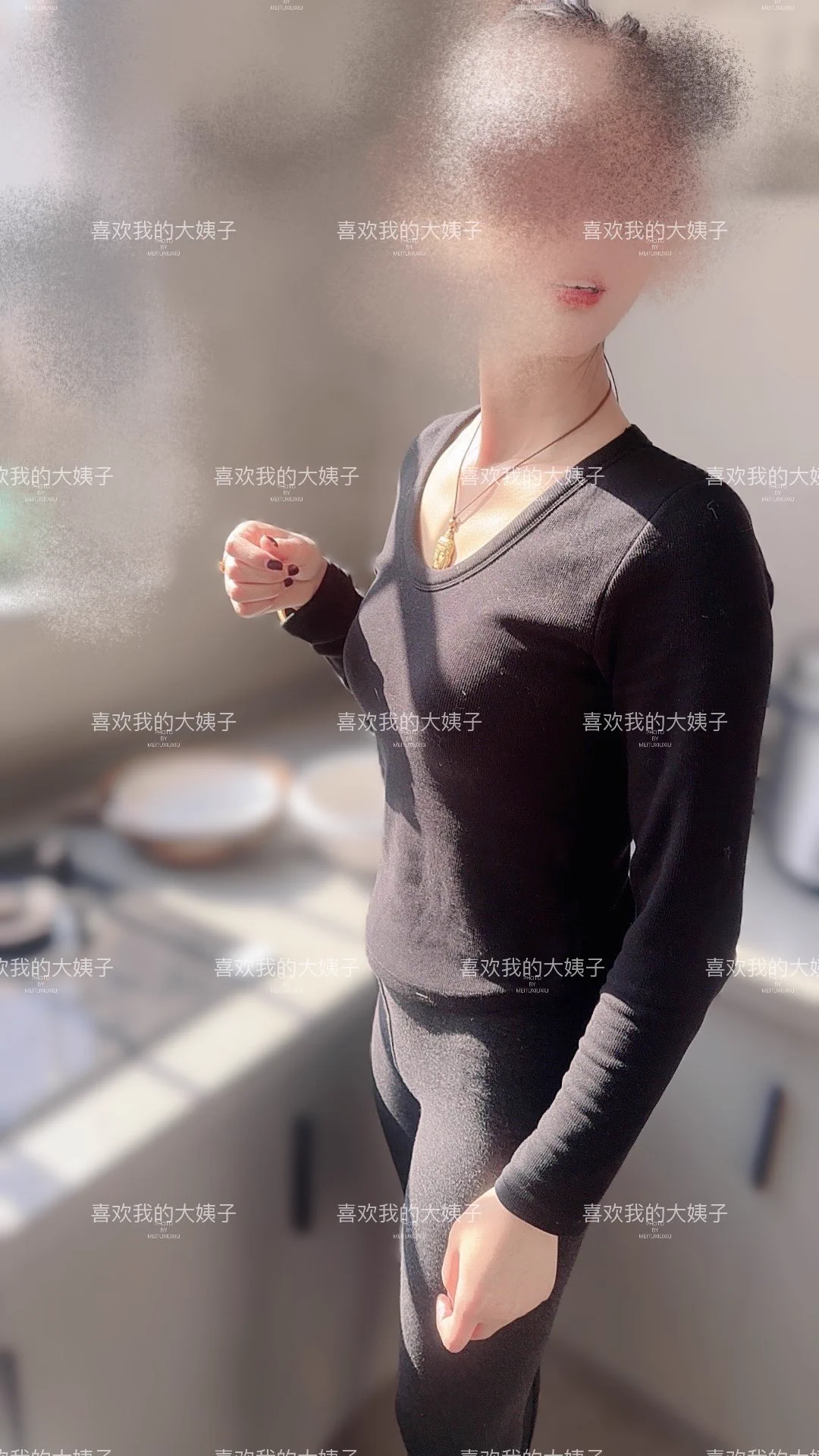 初二好兄弟们，今天回岳父岳母家了大姐在忙着做饭，老婆在给打下手照片光明正大拍的，我说拍几张发个朋友圈，今天大姐穿的比较随意，直接上睡衣这不是重点，你们猜大姐塞了没有 https://t.co/x7r19D1IMB