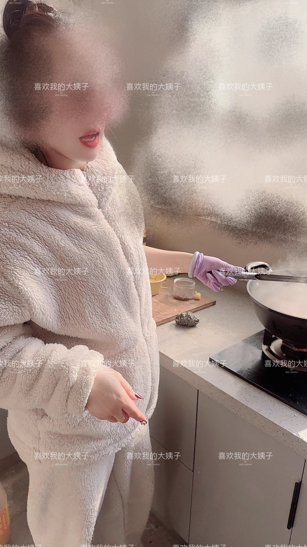 初二好兄弟们，今天回岳父岳母家了大姐在忙着做饭，老婆在给打下手照片光明正大拍的，我说拍几张发个朋友圈，今天大姐穿的比较随意，直接上睡衣这不是重点，你们猜大姐塞了没有 https://t.co/x7r19D1IMB