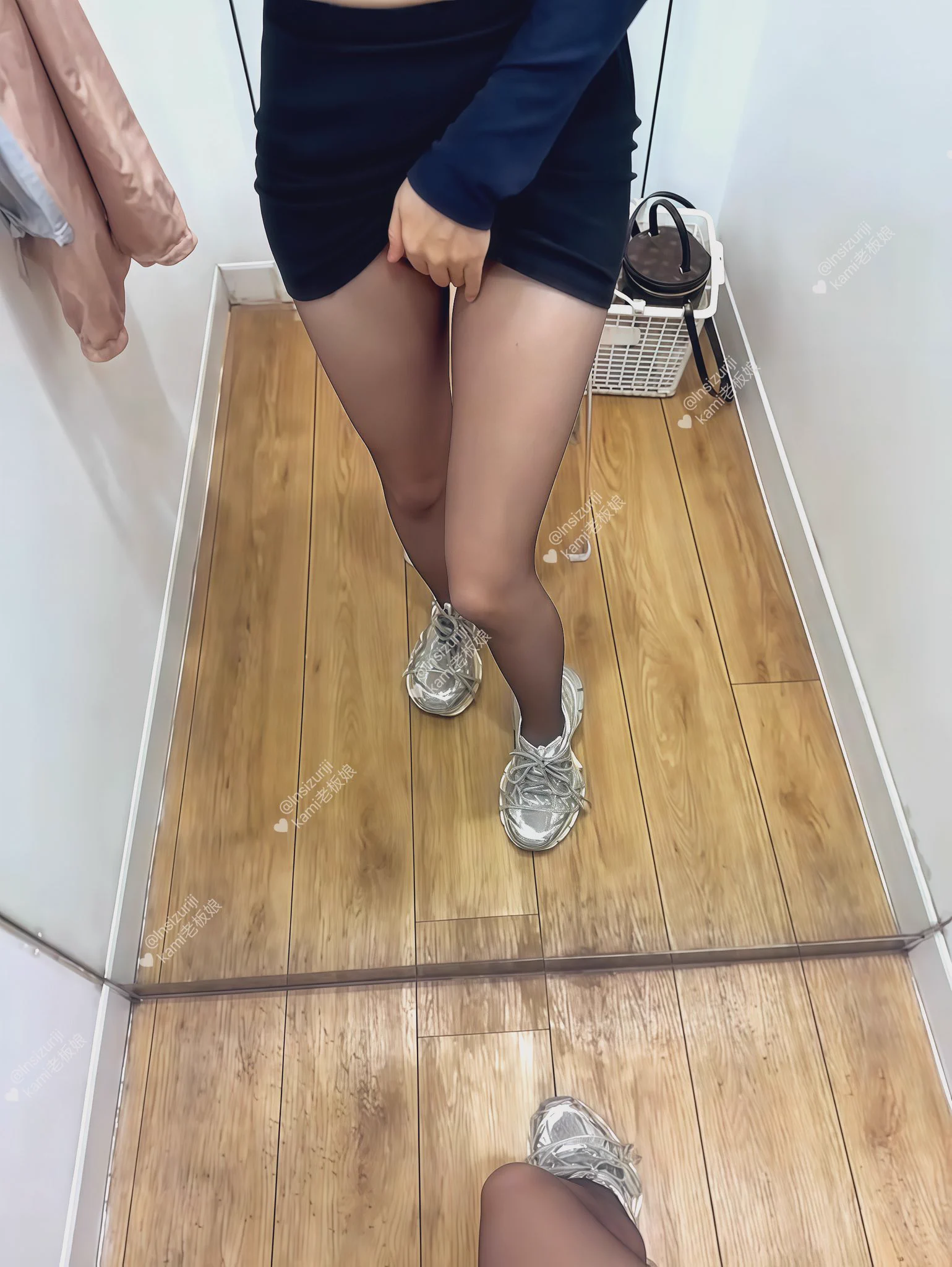 商场外面的人，怎么会知道此时的试衣间有个美女正在羞耻的自拍呢#露出人妻 #反差人妻 @fulishequ@fuligc @youluo09@xiaolin_577 https://t.co/iDBw1e7Vya