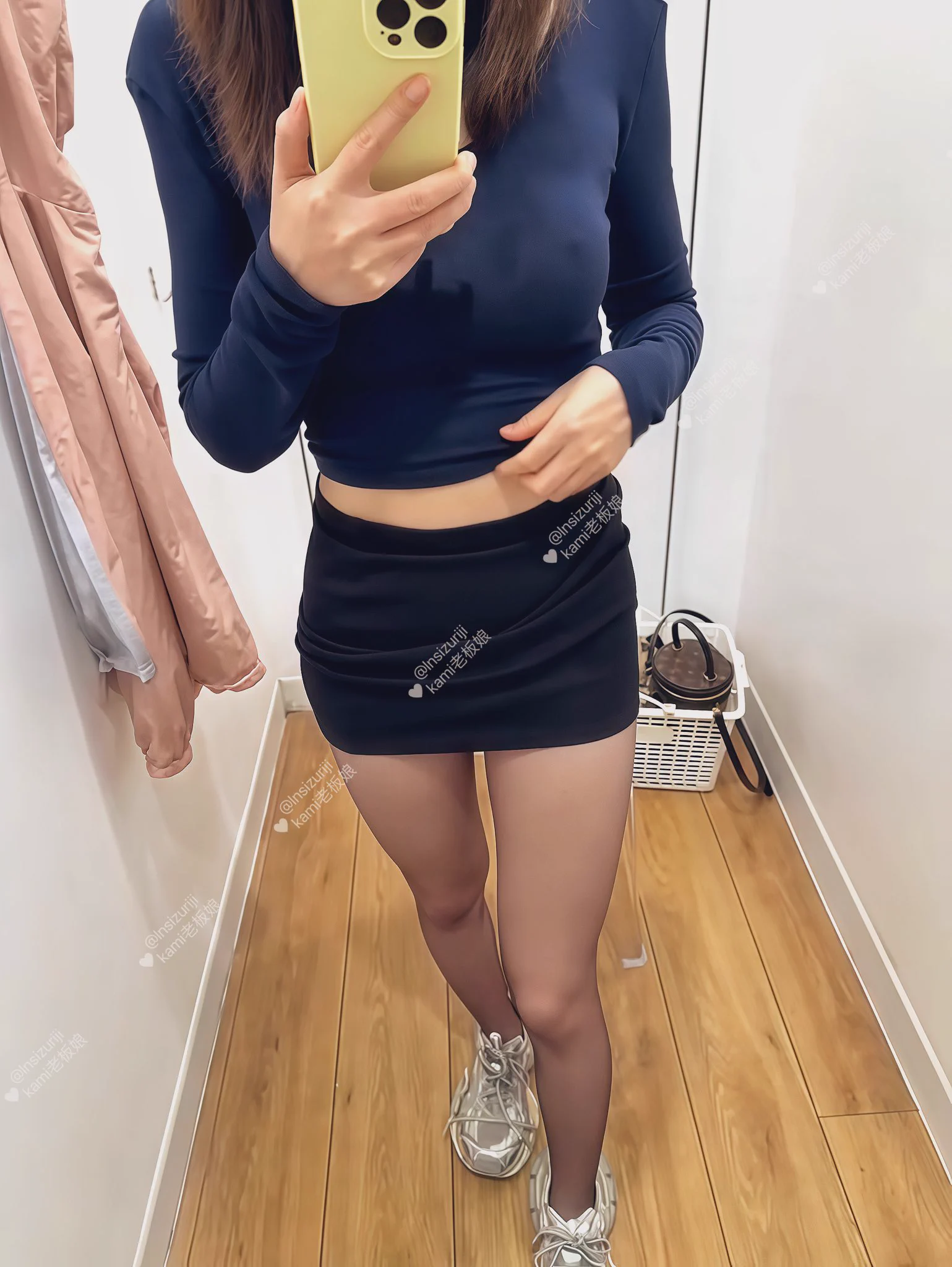 商场外面的人，怎么会知道此时的试衣间有个美女正在羞耻的自拍呢#露出人妻 #反差人妻 @fulishequ@fuligc @youluo09@xiaolin_577 https://t.co/iDBw1e7Vya