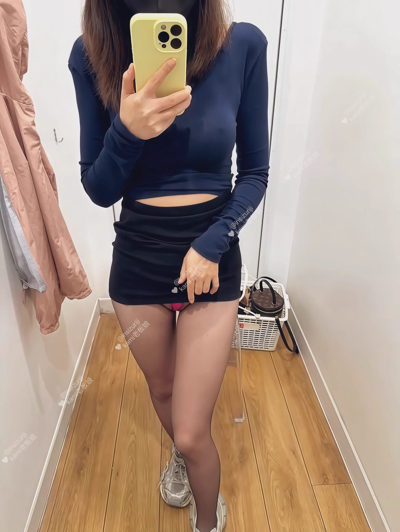 商场外面的人，怎么会知道此时的试衣间有个美女正在羞耻的自拍呢#露出人妻 #反差人妻 @fulishequ@fuligc @youluo09@xiaolin_577 https://t.co/iDBw1e7Vya