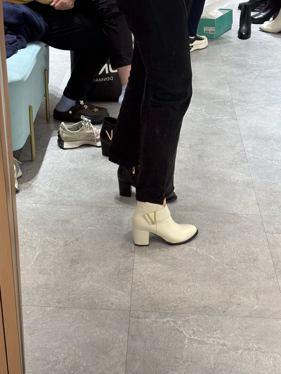 現在沒有人陪我逛街帶我買衣服買鞋子了🥺
所以我要自己買！（又在亂花錢
黑or白
請選擇！
這雙四千五🥹 https://t.co/egCBIjGzf9