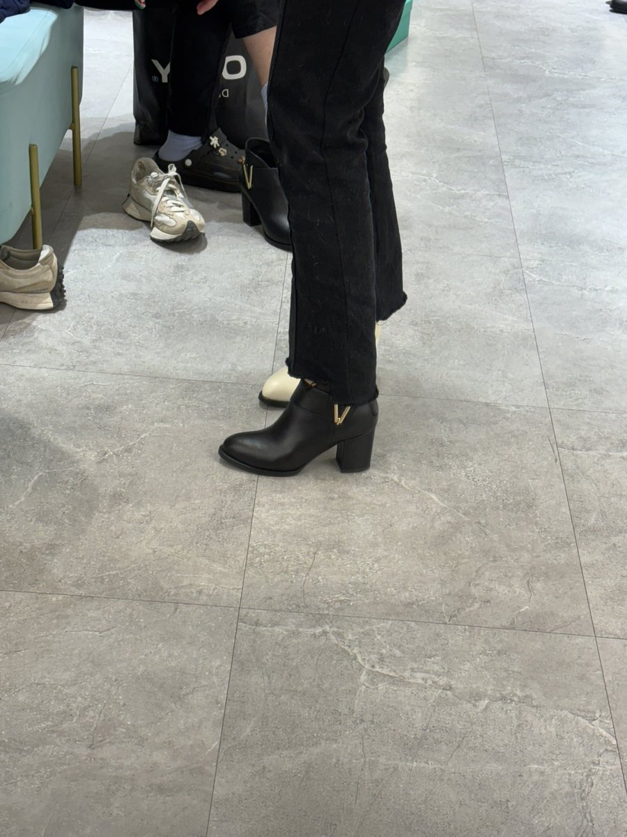 現在沒有人陪我逛街帶我買衣服買鞋子了🥺
所以我要自己買！（又在亂花錢
黑or白
請選擇！
這雙四千五🥹 https://t.co/egCBIjGzf9