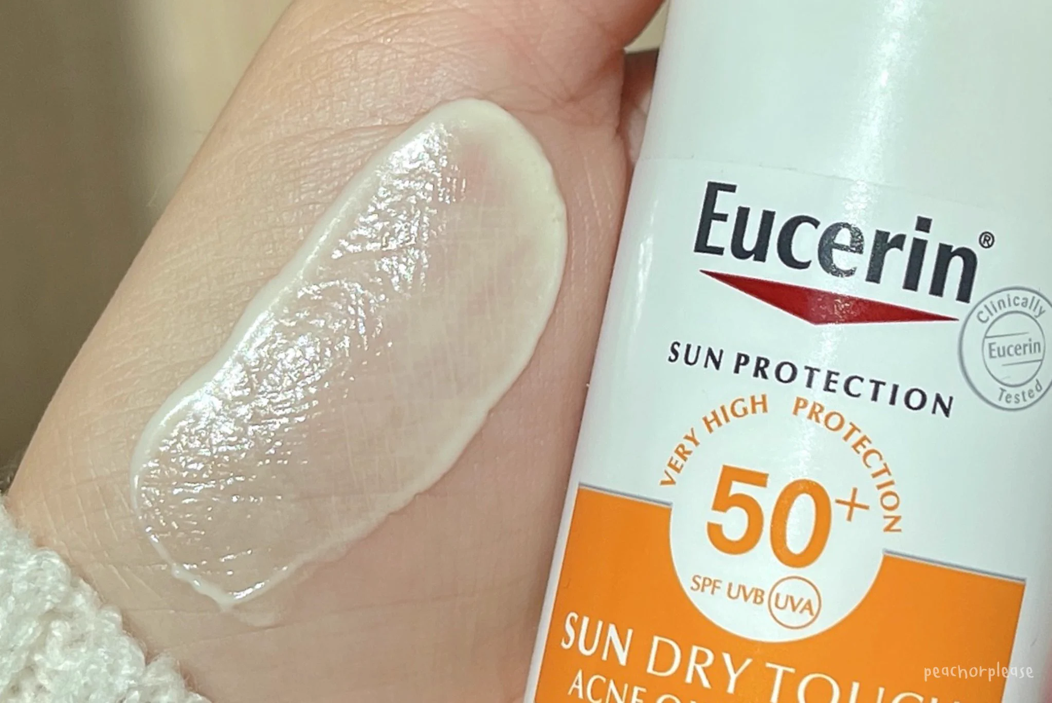 ที่สุดกันแดดสำหรับผิวมัน ใช้มาหลายหลอดแล้วตัวนี้!! Eucerin Sun Dry Touch ตัวนี้ป้องกันสูงสุดๆ แถมปกป้องครบทุกรังสี UVA UVB เลย ที่สำคัญที่ชอบเลยนะ เพราะเขาป้องกันได้ถึงช่วง แสงสีฟ้า เลย เพราะแสงสีฟ้าคือน่ากลัวมากกก ทำร้ายผิวลึกกว่ารังสี UV ทำให้เกิดริ้วรอยก่อนวัย หน้าหมอง แล้วก็พวกจุดด่างดำด้วย แต่ตัวนี้เค้ากันได้ครบเพราะเขามี AOX ตัวจึ้งแบบ Licochalcone A มาช่วยปกป้องค่าา ซึ่งตัวนี้ทา 2 ข้อนิ้วแต่เหมือนไม่ได้ทา เนื้อดีมาก ซึมเร็วแห้งไว สบายผิวสุด  ไม่อุดตันผิว สิวไม่ขึ้นเพิ่มด้วย คุมมันนาน 12 ชั่วโมง  ผิวมันแบบเราชอบมาก กันน้ำกันเหงื่อดีอีก ใครผิวมัน หากันแดดเริ่ดๆ ปกป้องเอาอยู่ แนะนำตัวนีจริงๆพิกัด : https://t.co/isB0GvOQ05#รีวิวจริงใช้จริง #รีวิวสกินแคร์ #EucerinThailand #EucerinSunDryTouch #ครีมกันแดด