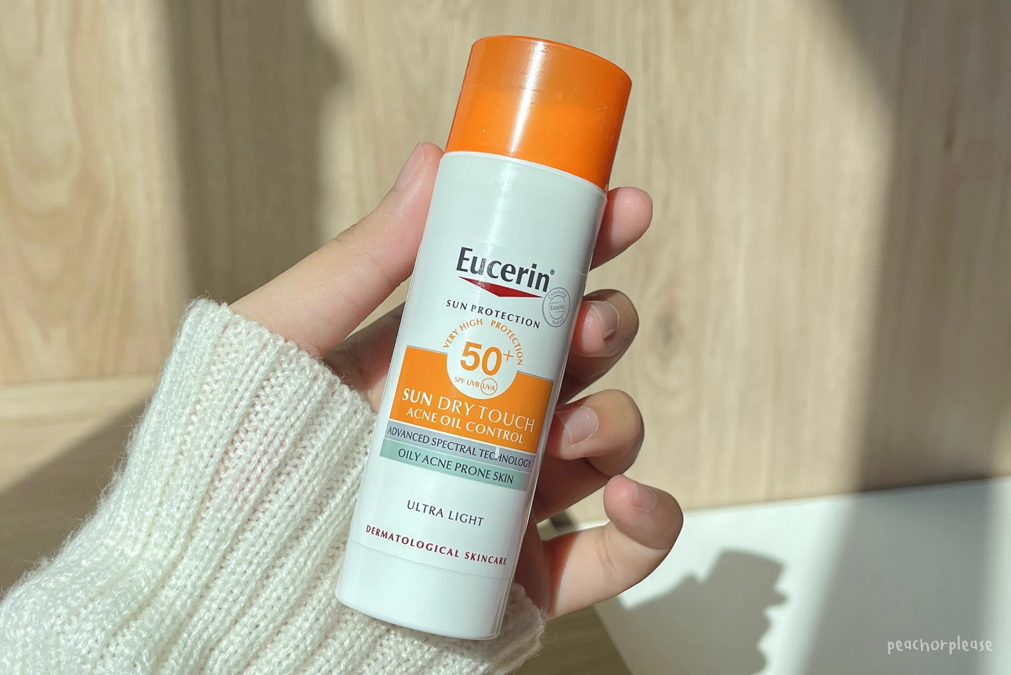 ที่สุดกันแดดสำหรับผิวมัน ใช้มาหลายหลอดแล้วตัวนี้!! Eucerin Sun Dry Touch ตัวนี้ป้องกันสูงสุดๆ แถมปกป้องครบทุกรังสี UVA UVB เลย ที่สำคัญที่ชอบเลยนะ เพราะเขาป้องกันได้ถึงช่วง แสงสีฟ้า เลย เพราะแสงสีฟ้าคือน่ากลัวมากกก ทำร้ายผิวลึกกว่ารังสี UV ทำให้เกิดริ้วรอยก่อนวัย หน้าหมอง แล้วก็พวกจุดด่างดำด้วย แต่ตัวนี้เค้ากันได้ครบเพราะเขามี AOX ตัวจึ้งแบบ Licochalcone A มาช่วยปกป้องค่าา ซึ่งตัวนี้ทา 2 ข้อนิ้วแต่เหมือนไม่ได้ทา เนื้อดีมาก ซึมเร็วแห้งไว สบายผิวสุด  ไม่อุดตันผิว สิวไม่ขึ้นเพิ่มด้วย คุมมันนาน 12 ชั่วโมง  ผิวมันแบบเราชอบมาก กันน้ำกันเหงื่อดีอีก ใครผิวมัน หากันแดดเริ่ดๆ ปกป้องเอาอยู่ แนะนำตัวนีจริงๆพิกัด : https://t.co/isB0GvOQ05#รีวิวจริงใช้จริง #รีวิวสกินแคร์ #EucerinThailand #EucerinSunDryTouch #ครีมกันแดด