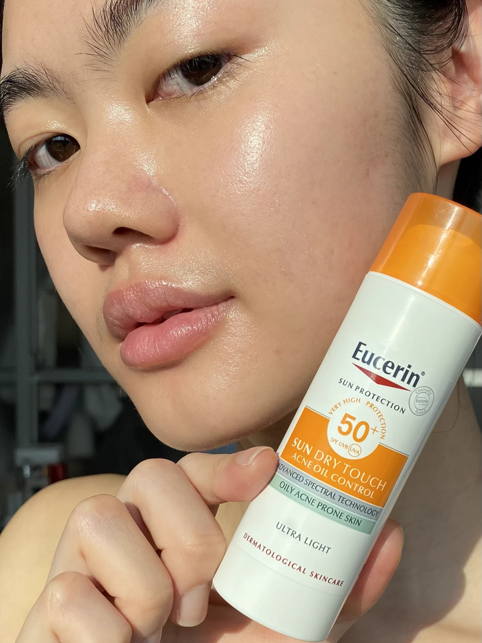 ผ่านมากี่ปี Eucerin Sun Dry Touch ก็ยังเป็นกันแดดที่หยิบใช้วนไป สิวขึ้นก็ทาได้แบบอุ่นใจ เนื้อเบาสบายคุมมันดี ฟินิชหลังทาผิวไบรท์ขึ้นไม่หมองระหว่างวัน ส่วนเรื่องประสิทธิภาพกันแดดยิ่งไม่ต้องพูด ใส่สาร Antioxidant ที่เป็นตัวแม่มาช่วยเสริมประสิทธิภาพความปัง 🌟 พร้อมมี SPF50+ PA++++ เก็บเรียบครบทั้ง UVA UVB และ แสงสีฟ้า จะบอกว่าแสงสีฟ้าคืออันตรายยิ่งกว่า UV ซะอีก เพราะเขาจะลงไปทำร้ายถึงผิวชั้นลึกที่สุดได้ แต่ก็สบายใจได้ เพราะกันแดดตัวนี้ปกป้องได้ครบหมดค่าใดๆคือจะช่วงไหนที่สิวขึ้น หรือต้องทำ Activity เยอะๆก็ไม่ต้องห่วงเพราะทั้งช่วยลดสิว ยังช่วยคุมมันนาน 12 ชั่วโมงเลย ครบจบในตัวเดียวเลยยพิกัด : https://t.co/LVP8z3QpOc#รีวิวจริงใช้จริง #กันแดด #หน้ามัน #EucerinThailand #EucerinSunDryTouch