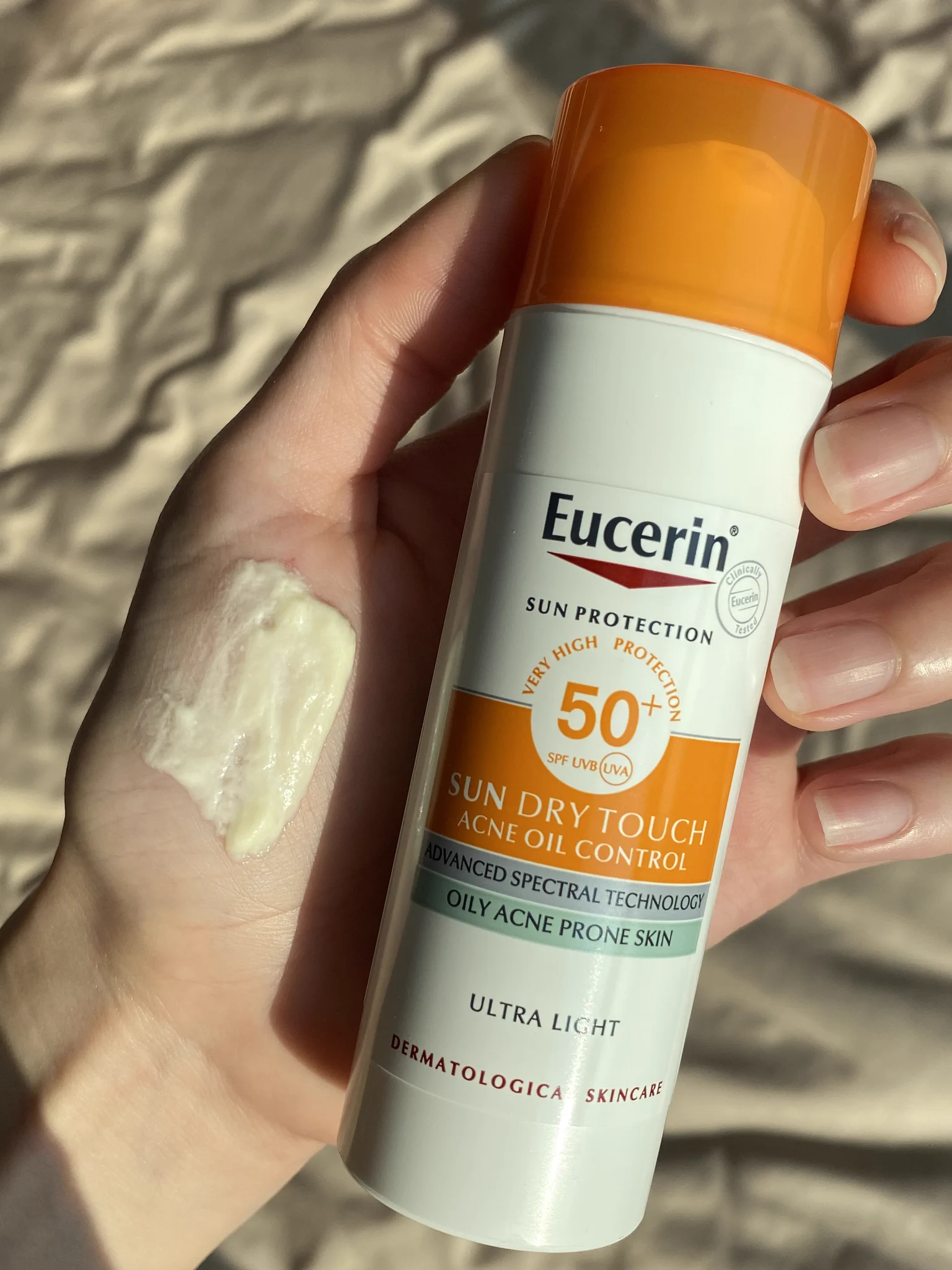 ผ่านมากี่ปี Eucerin Sun Dry Touch ก็ยังเป็นกันแดดที่หยิบใช้วนไป สิวขึ้นก็ทาได้แบบอุ่นใจ เนื้อเบาสบายคุมมันดี ฟินิชหลังทาผิวไบรท์ขึ้นไม่หมองระหว่างวัน ส่วนเรื่องประสิทธิภาพกันแดดยิ่งไม่ต้องพูด ใส่สาร Antioxidant ที่เป็นตัวแม่มาช่วยเสริมประสิทธิภาพความปัง 🌟 พร้อมมี SPF50+ PA++++ เก็บเรียบครบทั้ง UVA UVB และ แสงสีฟ้า จะบอกว่าแสงสีฟ้าคืออันตรายยิ่งกว่า UV ซะอีก เพราะเขาจะลงไปทำร้ายถึงผิวชั้นลึกที่สุดได้ แต่ก็สบายใจได้ เพราะกันแดดตัวนี้ปกป้องได้ครบหมดค่าใดๆคือจะช่วงไหนที่สิวขึ้น หรือต้องทำ Activity เยอะๆก็ไม่ต้องห่วงเพราะทั้งช่วยลดสิว ยังช่วยคุมมันนาน 12 ชั่วโมงเลย ครบจบในตัวเดียวเลยยพิกัด : https://t.co/LVP8z3QpOc#รีวิวจริงใช้จริง #กันแดด #หน้ามัน #EucerinThailand #EucerinSunDryTouch