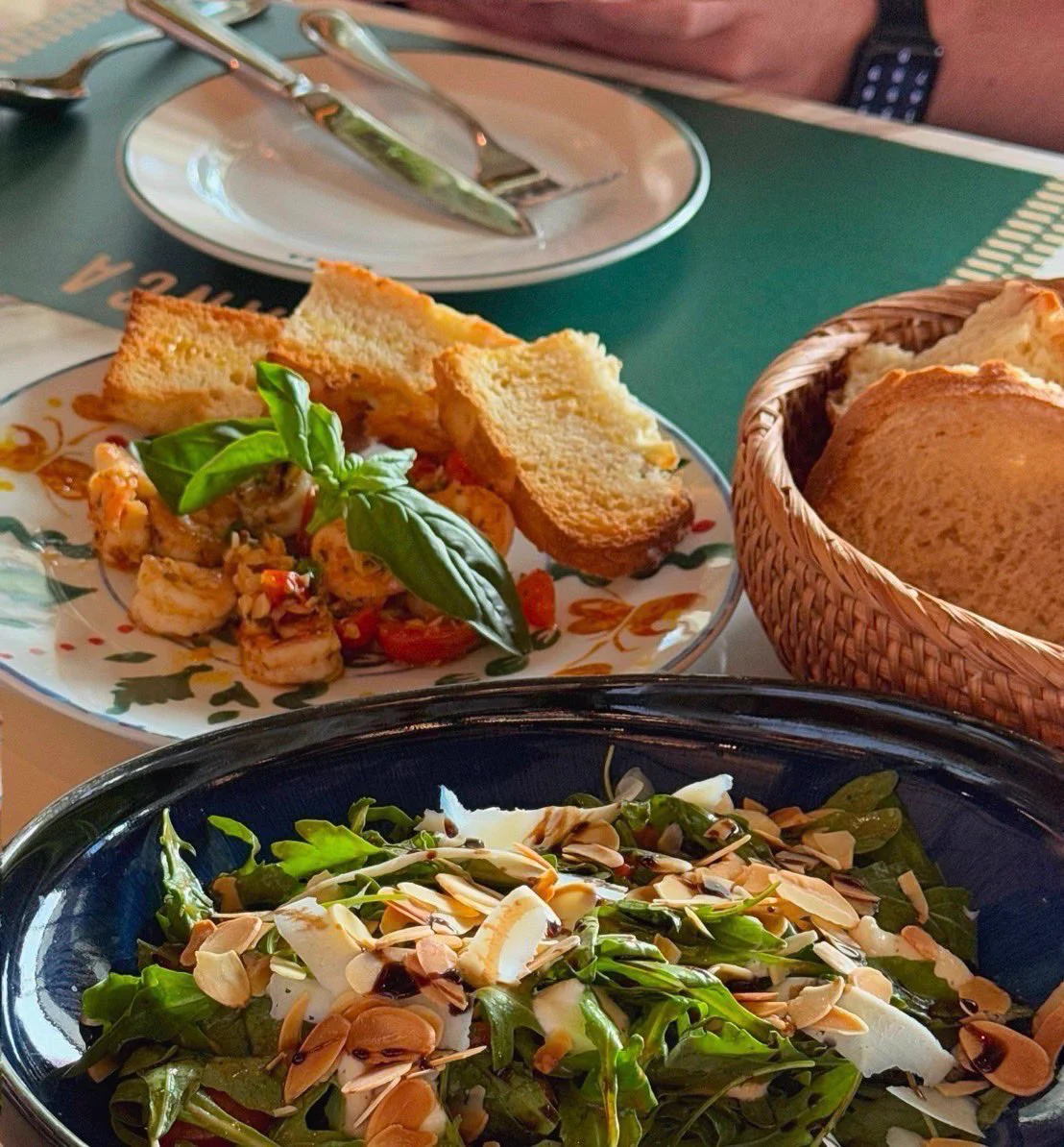 `♡🍝 จะวาเลนไทน์แล้วว ใครมีแพลนไปเดทกับแฟนที่ Bianca แนะนำให้จองร้านก่อนนะ ถ้าใครกะวอคอินคือรอเป็นชั่วโมง บรรยากาศดี อาหารอร่อย พาสต้าคือเต็มสิบบเรามีวิธีการจองโต๊ะแบบชัวร์ๆ ไม่ชาร์จ ไม่บวกเพิ่มมาฝาก นี้ก็พึ่งรู้จัก GrabFood Dine Out Deals คือนางสามารถจองร้านเริสๆ ได้เยอะมาก ง่ายแถมคุ้มอีกตั้งหาก