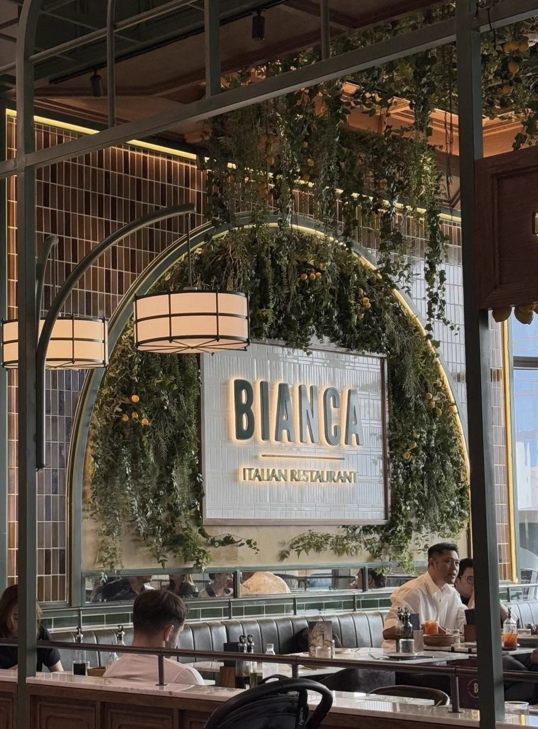 `♡🍝 จะวาเลนไทน์แล้วว ใครมีแพลนไปเดทกับแฟนที่ Bianca แนะนำให้จองร้านก่อนนะ ถ้าใครกะวอคอินคือรอเป็นชั่วโมง บรรยากาศดี อาหารอร่อย พาสต้าคือเต็มสิบบเรามีวิธีการจองโต๊ะแบบชัวร์ๆ ไม่ชาร์จ ไม่บวกเพิ่มมาฝาก นี้ก็พึ่งรู้จัก GrabFood Dine Out Deals คือนางสามารถจองร้านเริสๆ ได้เยอะมาก ง่ายแถมคุ้มอีกตั้งหาก