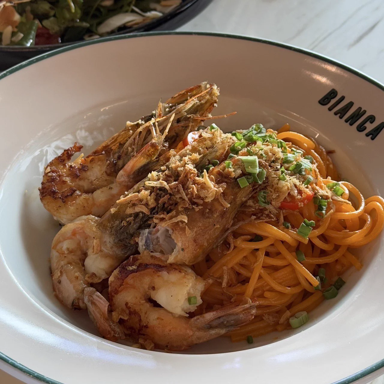 `♡🍝 จะวาเลนไทน์แล้วว ใครมีแพลนไปเดทกับแฟนที่ Bianca แนะนำให้จองร้านก่อนนะ ถ้าใครกะวอคอินคือรอเป็นชั่วโมง บรรยากาศดี อาหารอร่อย พาสต้าคือเต็มสิบบเรามีวิธีการจองโต๊ะแบบชัวร์ๆ ไม่ชาร์จ ไม่บวกเพิ่มมาฝาก นี้ก็พึ่งรู้จัก GrabFood Dine Out Deals คือนางสามารถจองร้านเริสๆ ได้เยอะมาก ง่ายแถมคุ้มอีกตั้งหาก