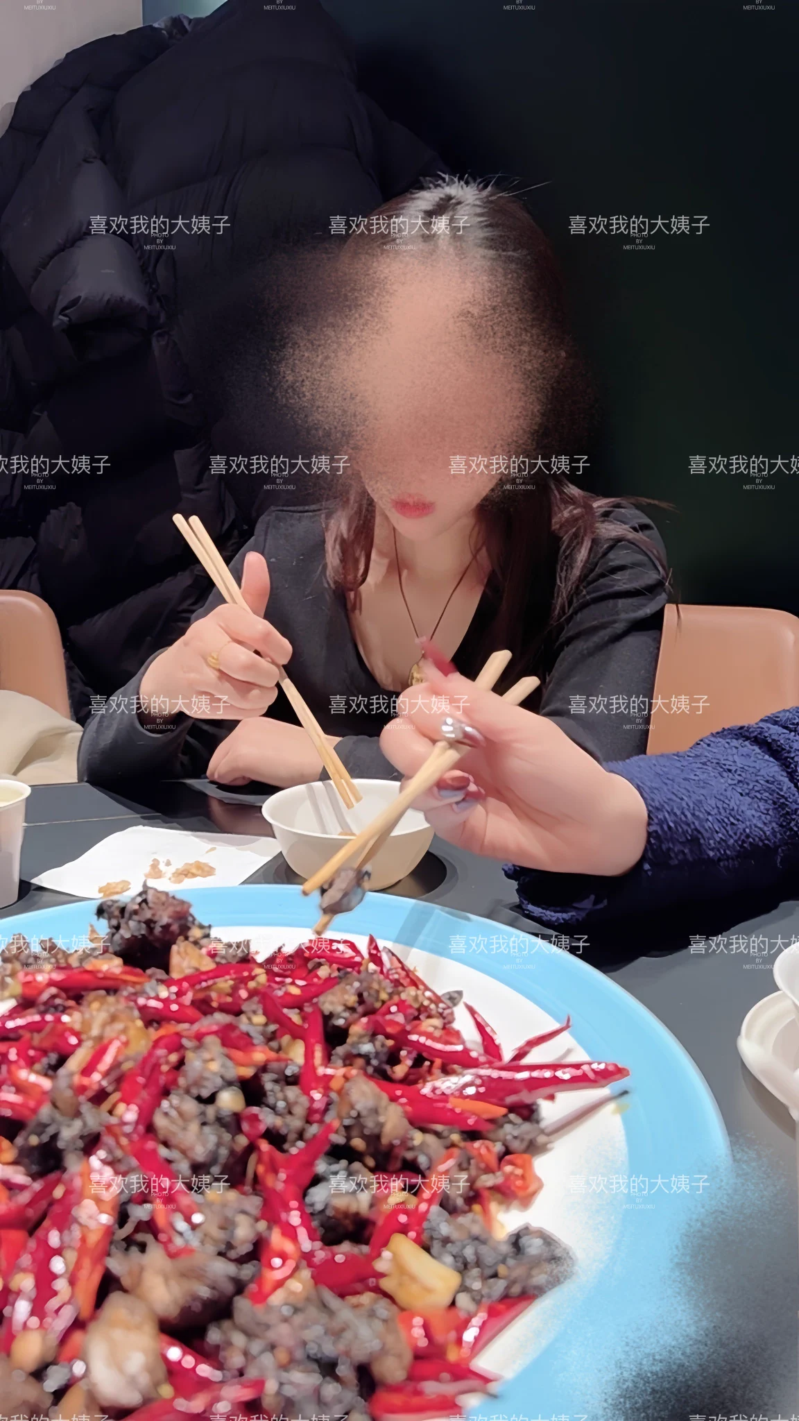 在外面吃饭呢然后有件事，老婆带孩子去厕所的时候大姐掐我，我问掐我干嘛的大姐说昨天的事情给你没完，我说晚安好好伺候你，大姐没搭理我😂 https://t.co/bkybRv7prb