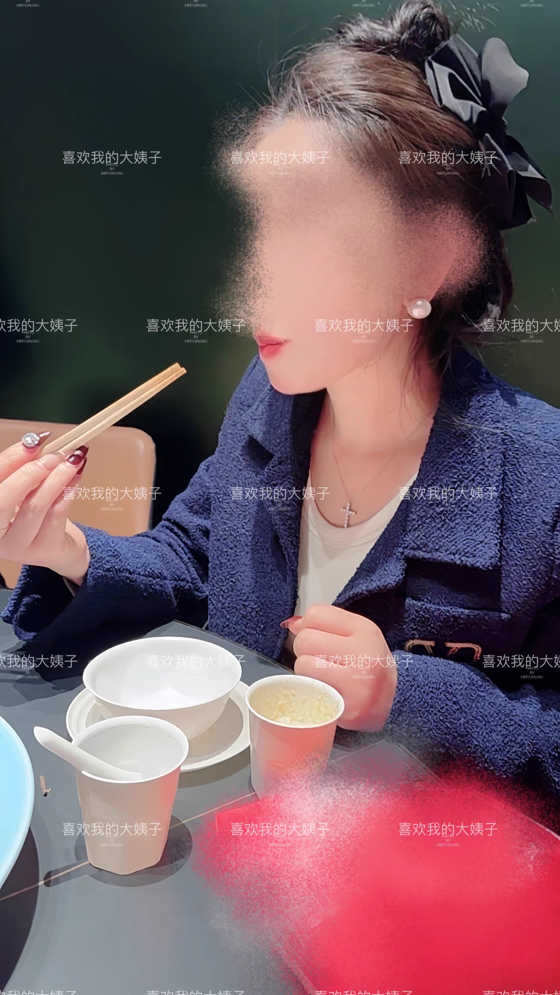 在外面吃饭呢然后有件事，老婆带孩子去厕所的时候大姐掐我，我问掐我干嘛的大姐说昨天的事情给你没完，我说晚安好好伺候你，大姐没搭理我😂 https://t.co/bkybRv7prb