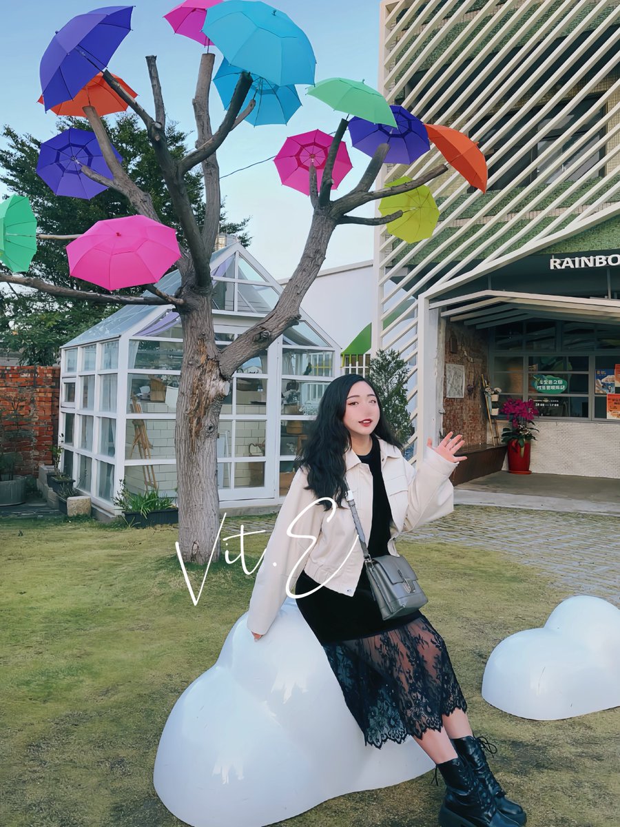 長輩走春就喜歡去這種七彩🌈的地方
（然後要求小孩們必須拍照紀念🤣

身為半個彰化人
這幾年已經把附近的觀光工廠、農場和藝文聚落跑遍了
到處都人擠人  噱頭比內容足
但長輩們開開心心就好🌸

#初三 #走春 
#卡里善之樹 https://t.co/s8TYKjB9op