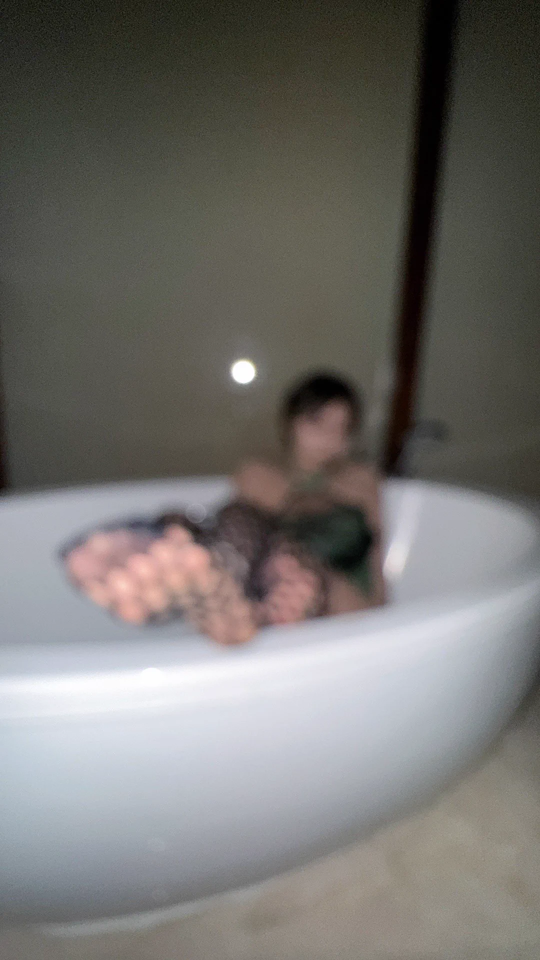 男娘区有种特别的性癖。就是作为雌性，把牛子用平板锁锁住，然后戴一个假鸡吧，一边撸鸡巴一边玩乳首。大概意思好像是「我不配做一个雄性，我只配玩假牛子，废物阴蒂喷水水」。十分有趣。 https://t.co/ePNBISm1aL