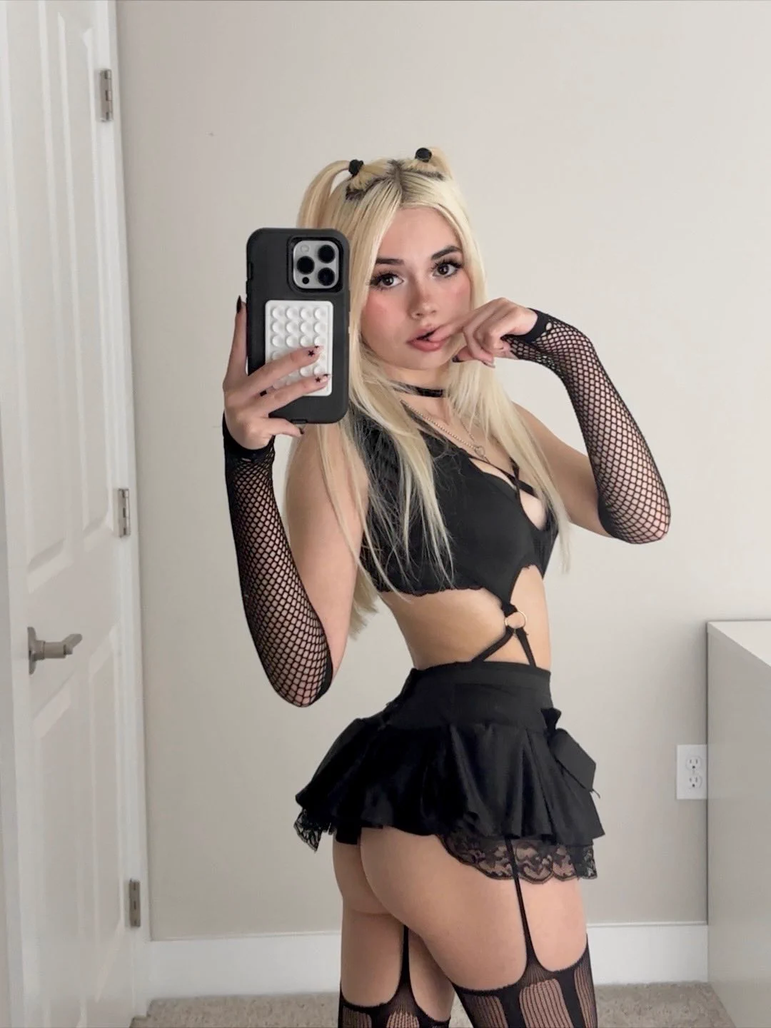 backsh0ts? https://t.co/Rzb7zFEdVi